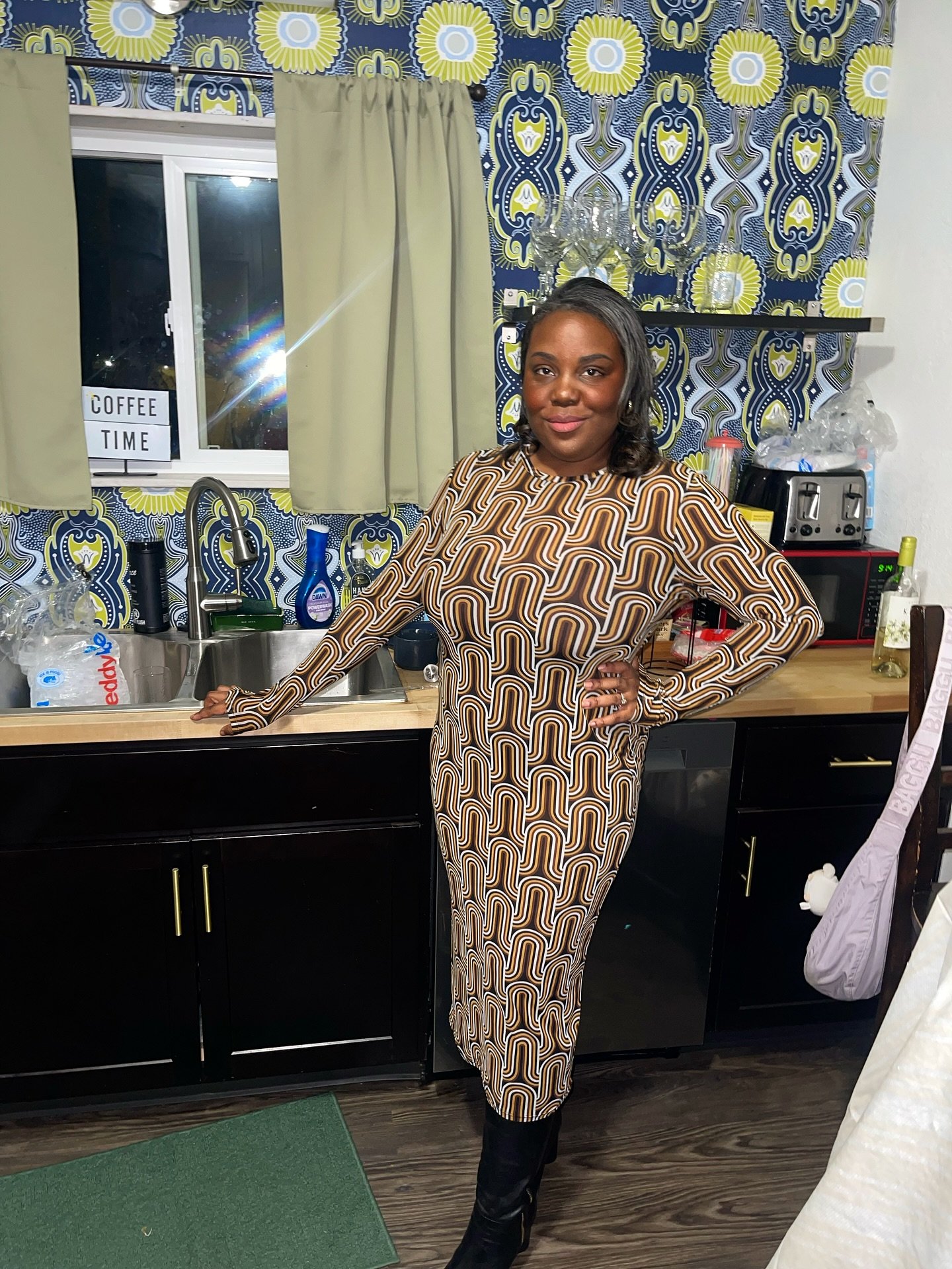 Got invited to a friends birthday party at an @airbnb and found some of my &ldquo;Shades of Sunshine&rdquo; wallpaper 🌻 

A few years ago,  I was commissioned to create this custom canvas wallpaper in partnership with @612okc &amp; @ketchdesigncentr