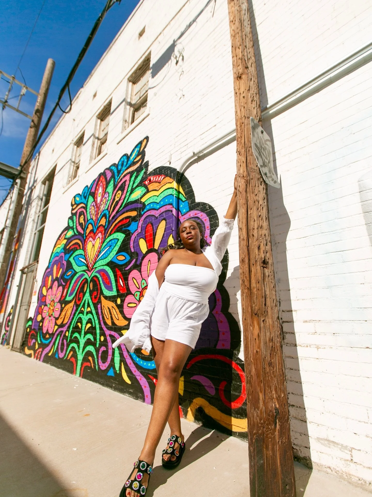 @alexaace and @definitelydesiree made me feel like a baddie again✨

This is your sign to take more pictures with your art. And with the people who make you feel like the best version of yourself. 💖

Swipe to the end for the real BTS energy 💃🏾

(Ar