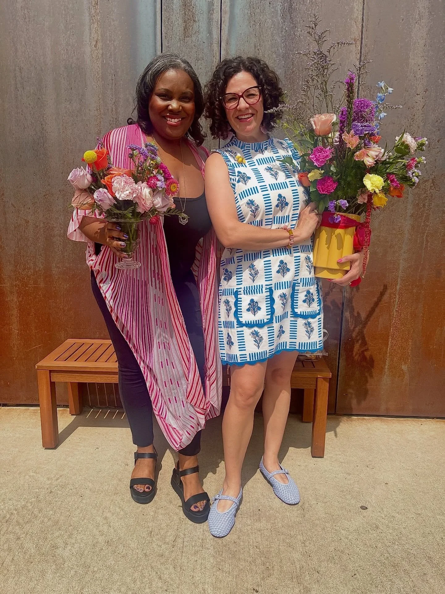 Spent the morning surrounded by flowers and good company celebrating @carriebforok&rsquo;s birthday 💐 

I surprised her with a custom mirror I painted just for her, which made the day even more special. (And if you&rsquo;d like one of your own, my c