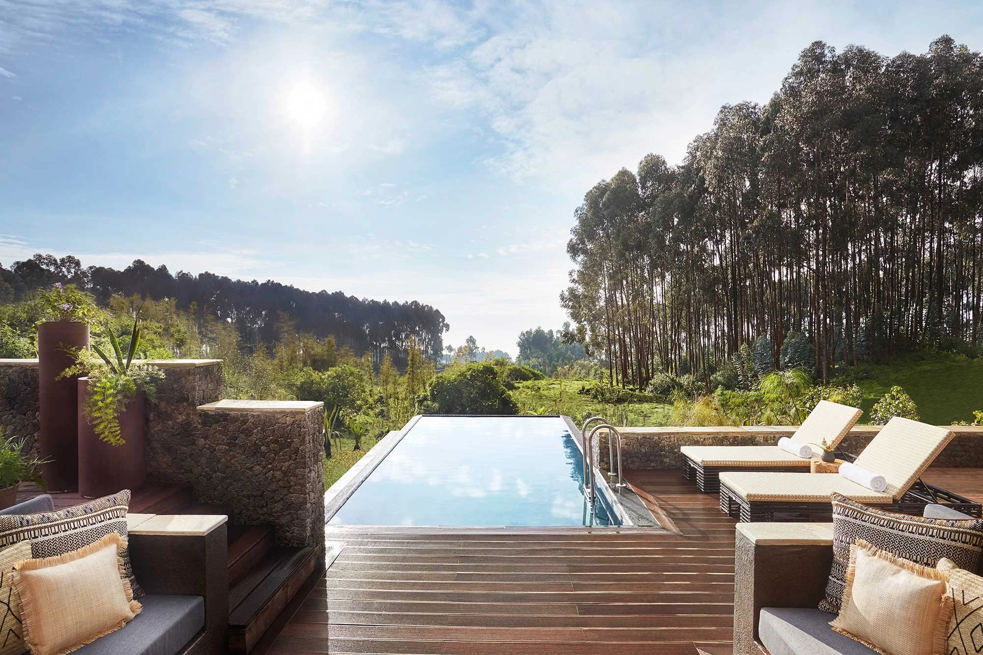 OO_GorillasNest_Accomodation_Silverback_Suite_Pool_View_5722_MASTER.jpg