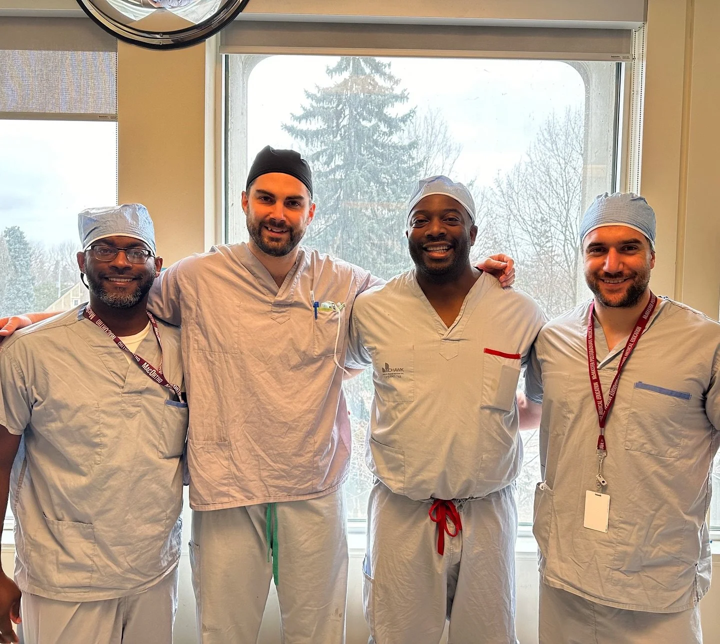 What an absolute dream team in the MacSports OR today!🦴

@ayeni.femi.md - The 🐐
@jansen.johnson32 - Clinical Fellow from Nassau, Bahamas 🇧🇸
@yoangagnon - Clinical Fellow from Sherbrooke, Canada 🇨🇦@joaodinis23 - Visiting Fellow from Porto, Portu