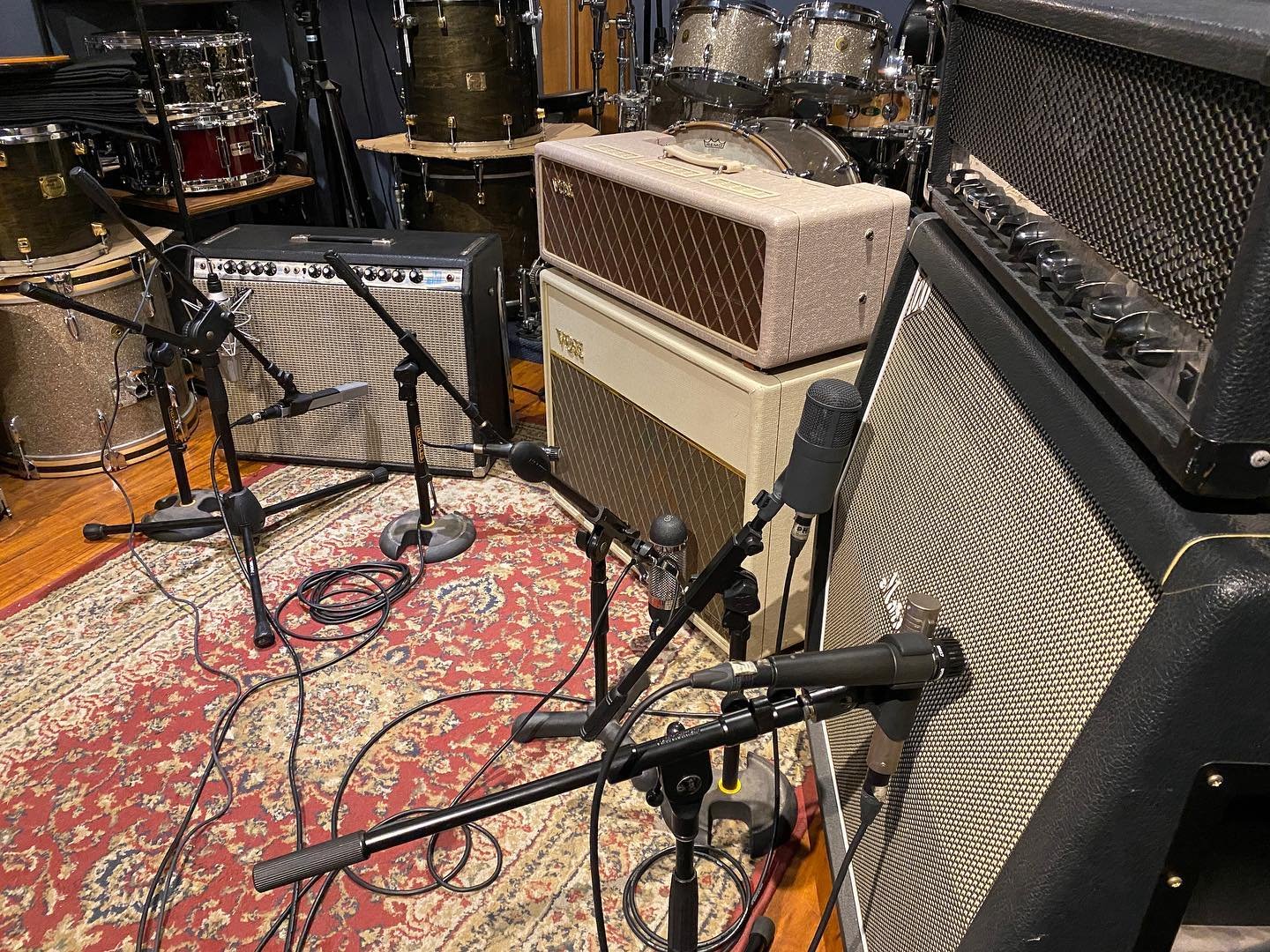 Nos encanta grabar guitarras el&eacute;ctricas 🎸✨
Es muy entretenido el encontrar y definir el tono que mejor funciona para la canci&oacute;n que se esta montando y con nuestro backline de amplificadores, micr&oacute;fonos y pre amps, podemos darnos