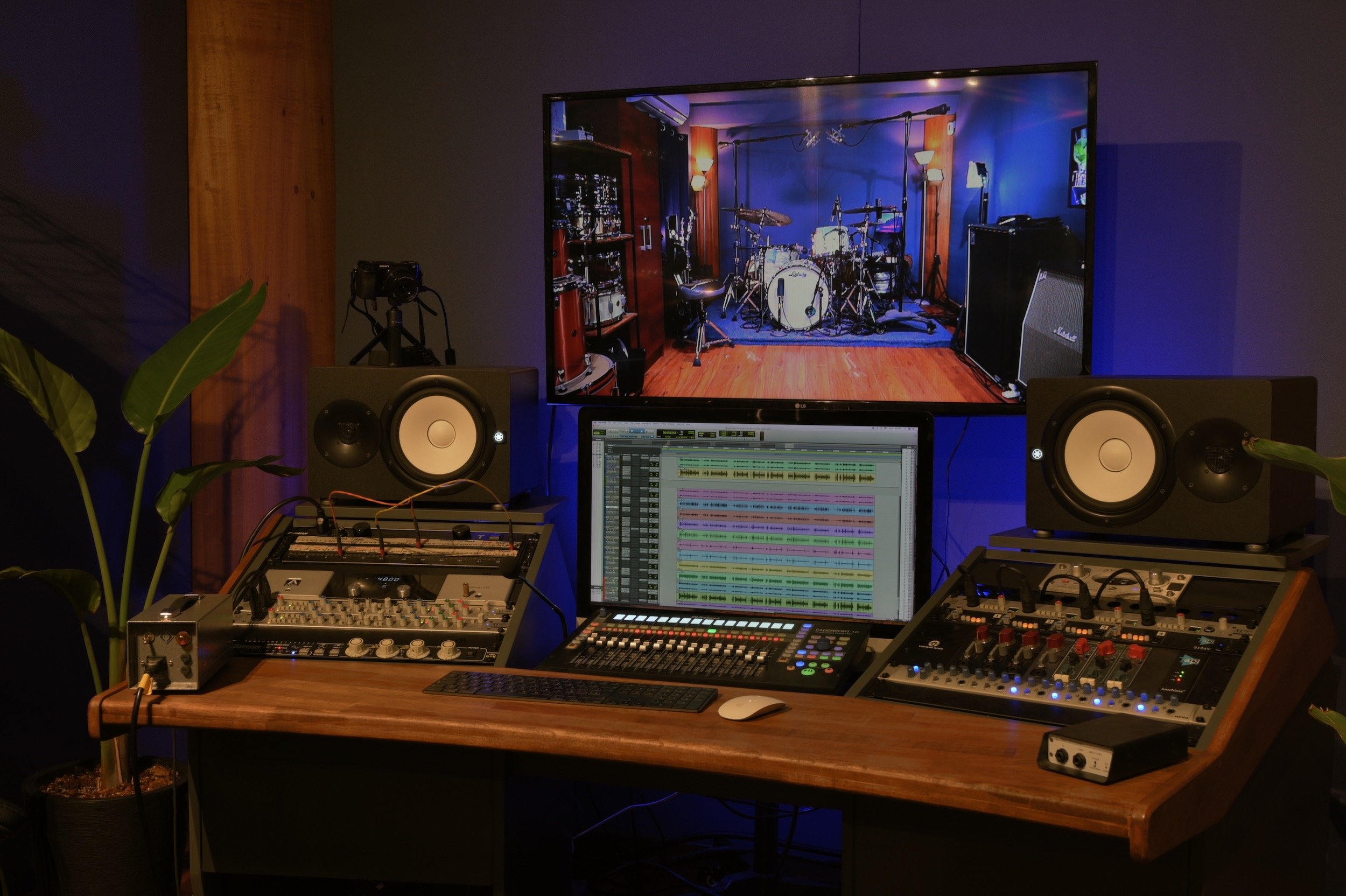 zen-estudio-control-room-workstation.jpg