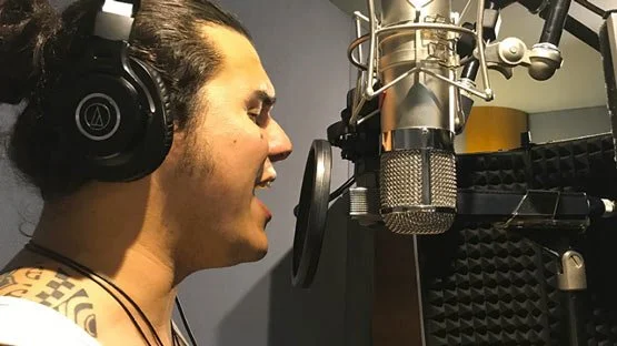 graba-voces-main-voz-estudio-de-grabacion-voces.jpg