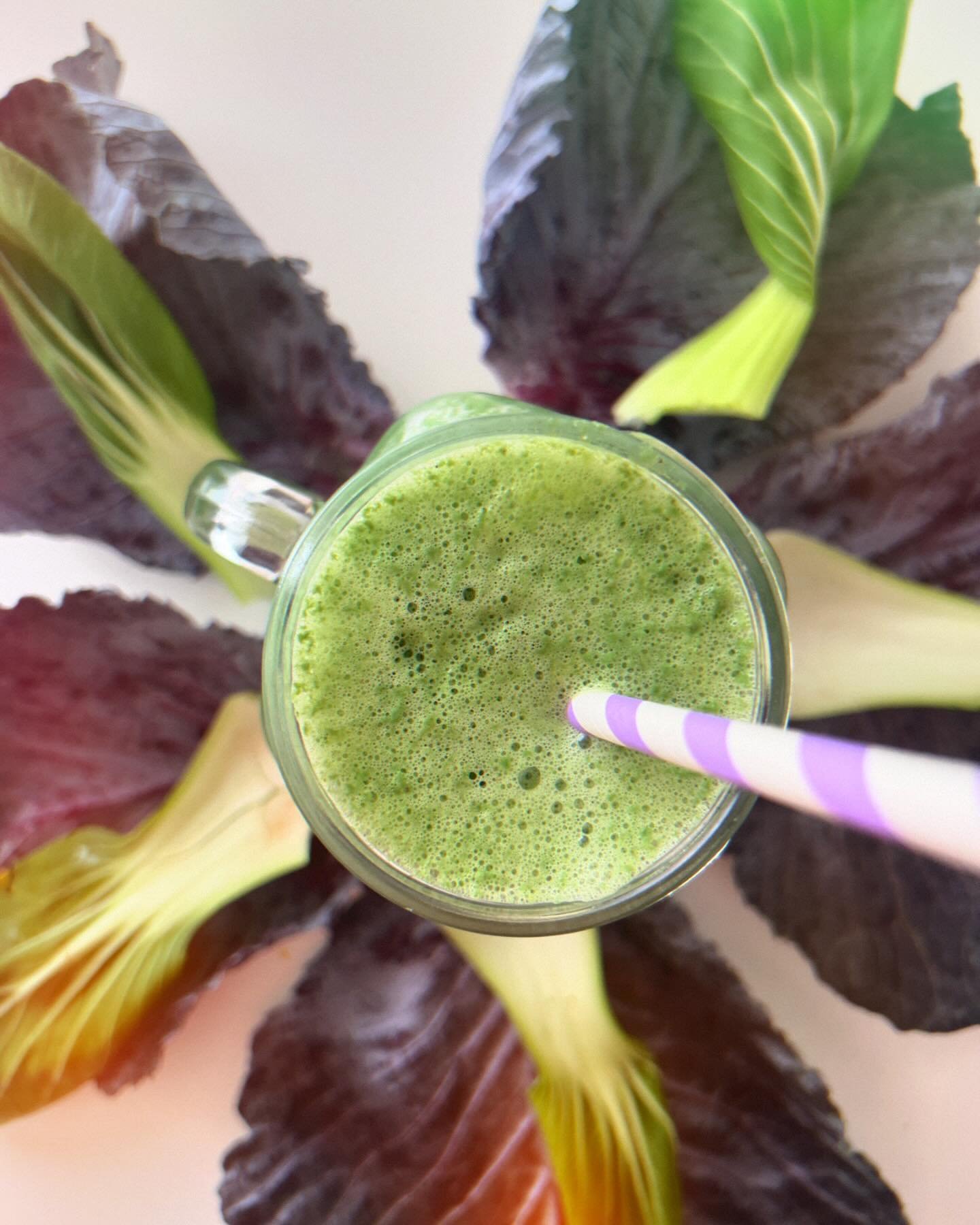 Friday #flowerpower #happyhour and bone-healthy vibes are in the house! 🌸🌼🍃
☀️1 C bok choy
☀️handful fresh parsley 
☀️1 banana
☀️1/2 mango
☀️1 tbsp chia seeds
☀️1 tbsp #hemp seeds
☀️1/2 tbsp tahini
☀️juice of half a lemon
☀️1 C filtered water
Blen