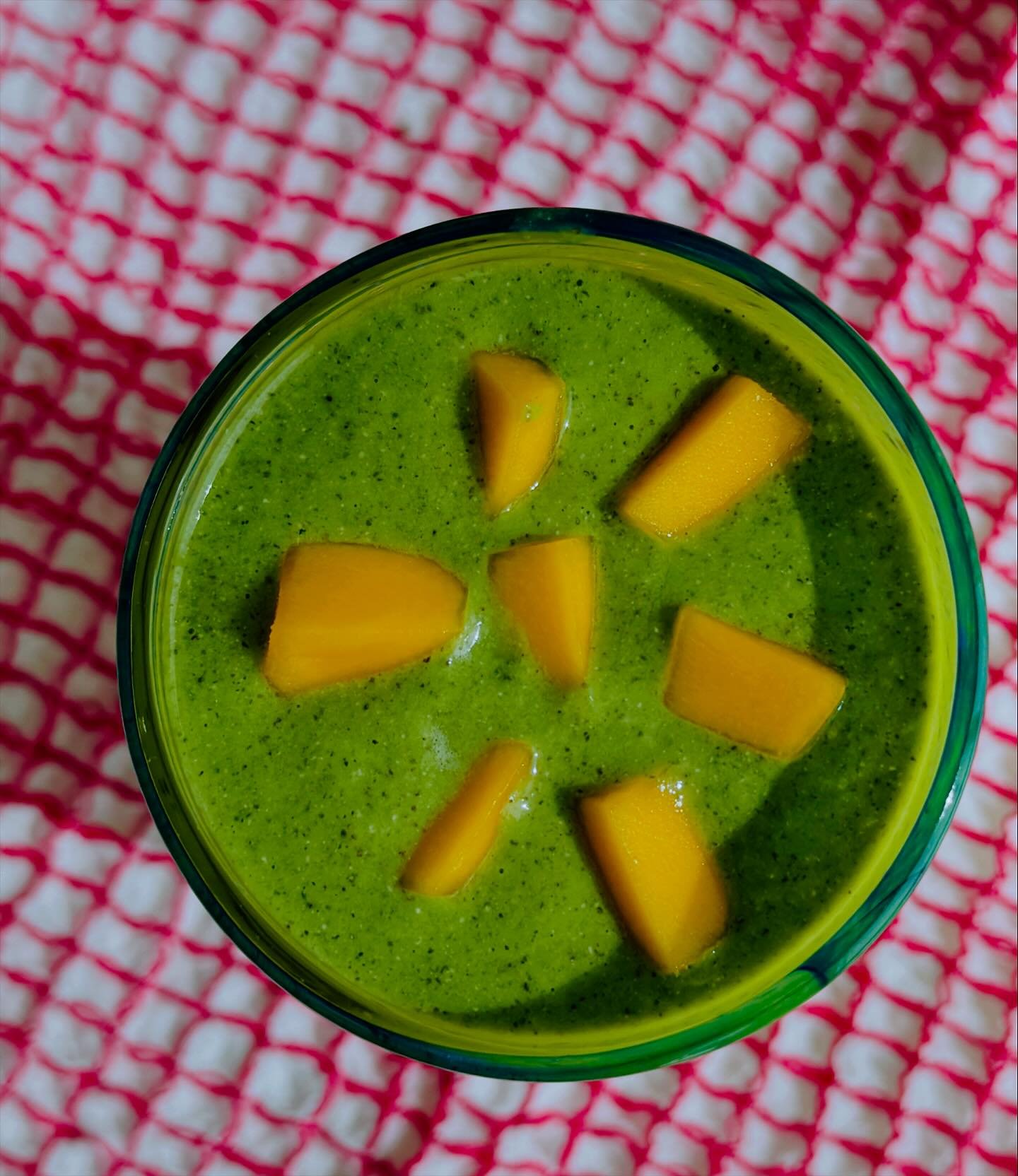 When mid September feels like mid August this #greensmoothie hits the spot&hellip;
🍃1 C dark leafy greens
🍃1/4 mango
🍃1 banana
🍃1/2 avocado
🍃1 tbsp #tahini i
🍃1 tbsp #hemp seeds
🍃1 C coconut water (unsweetened)
🍃juice of half a lime
#nourishu