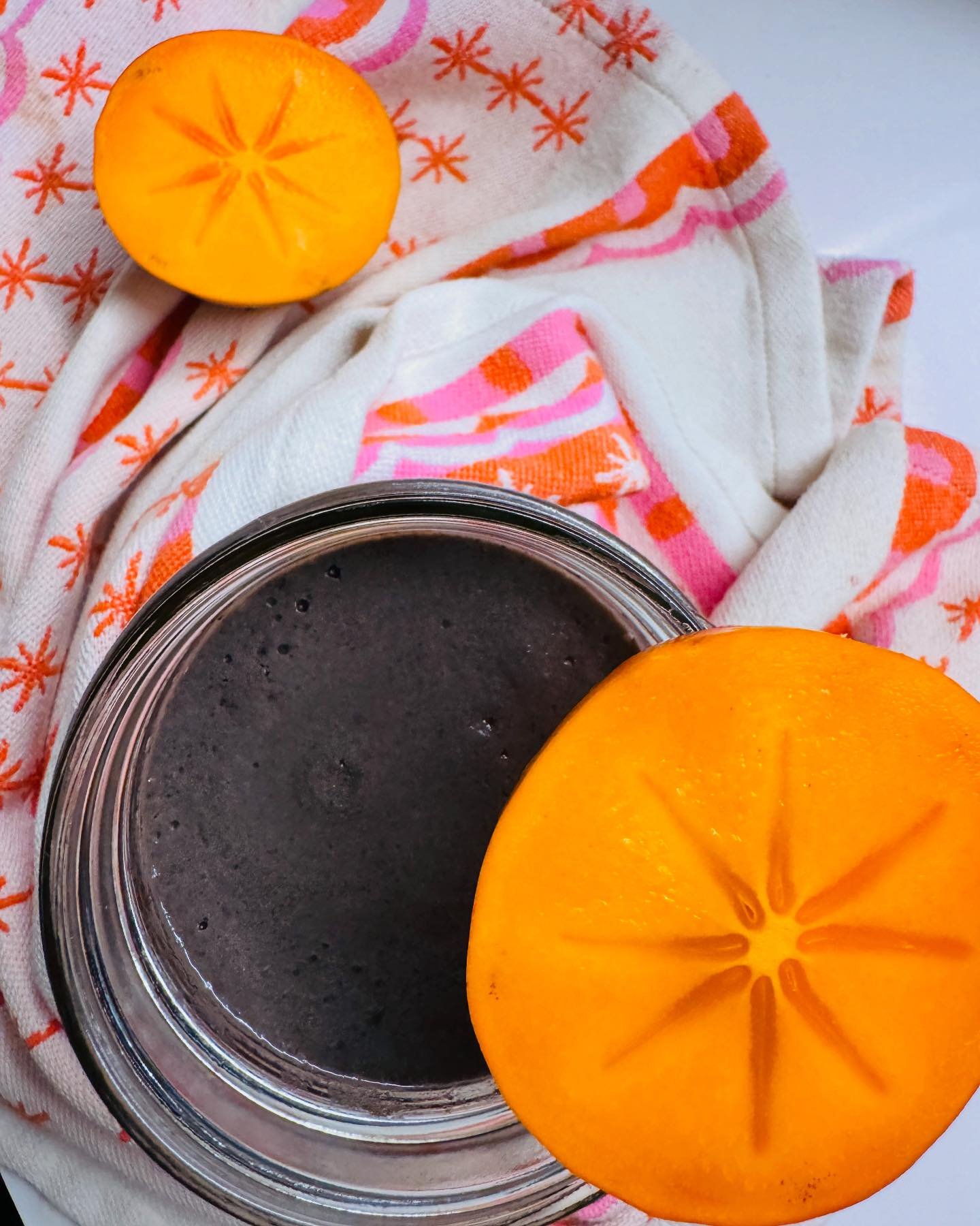 Dear #persimmon&hellip;oh how I love thee&hellip;thank you for feeding me from the inside out&hellip;
🍃1 C dark leafy greens
🍃 1 banana
🍃1 persimmon (make sure it&rsquo;s soft to the touch. If not it won&rsquo;t be ripe and will not taste good).
?