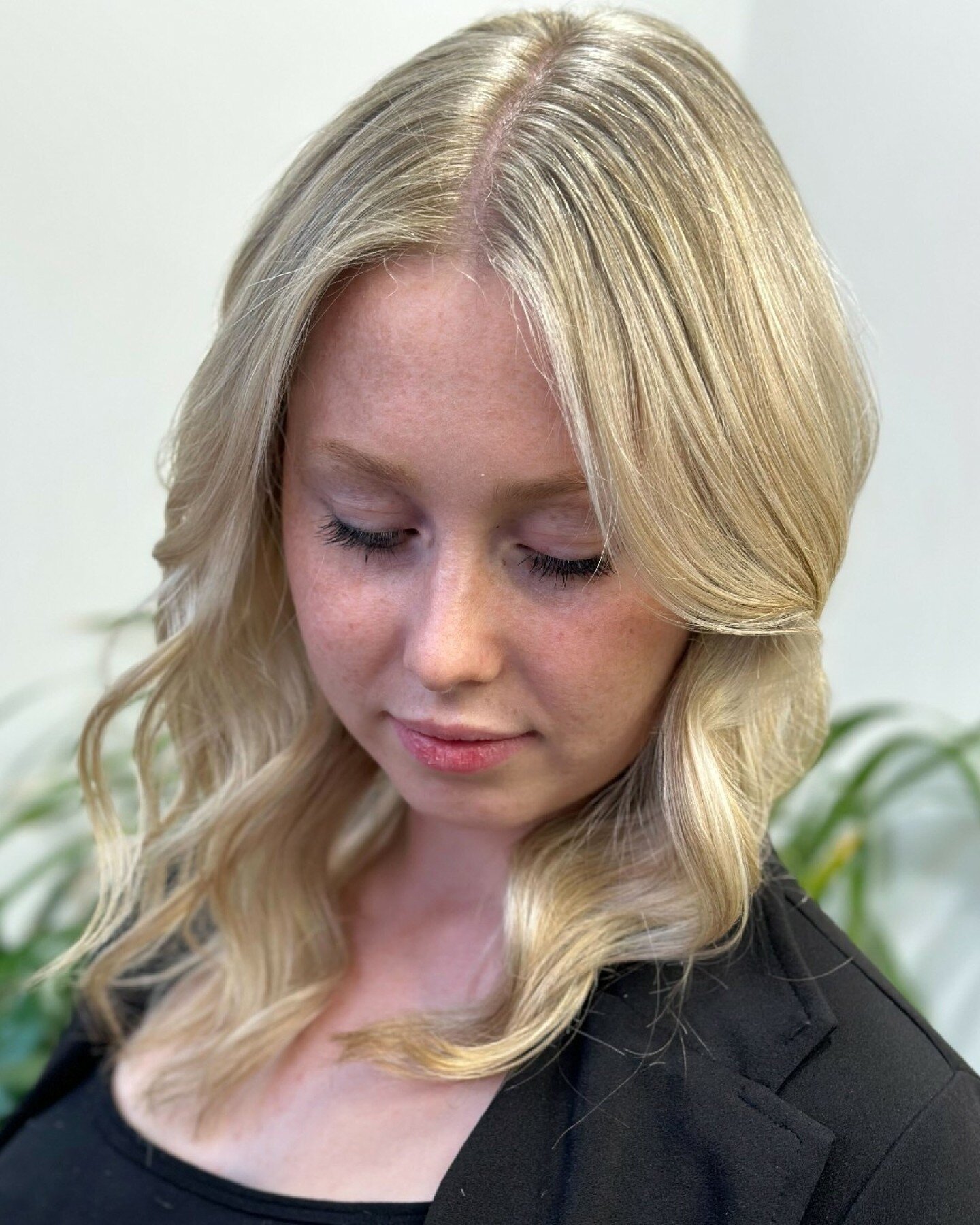 We are living for these Summer blondes! ☀️✨🤩

Want to brighten up your look for the warmer months? 

Book with our blonde experts at Salon Vogue.