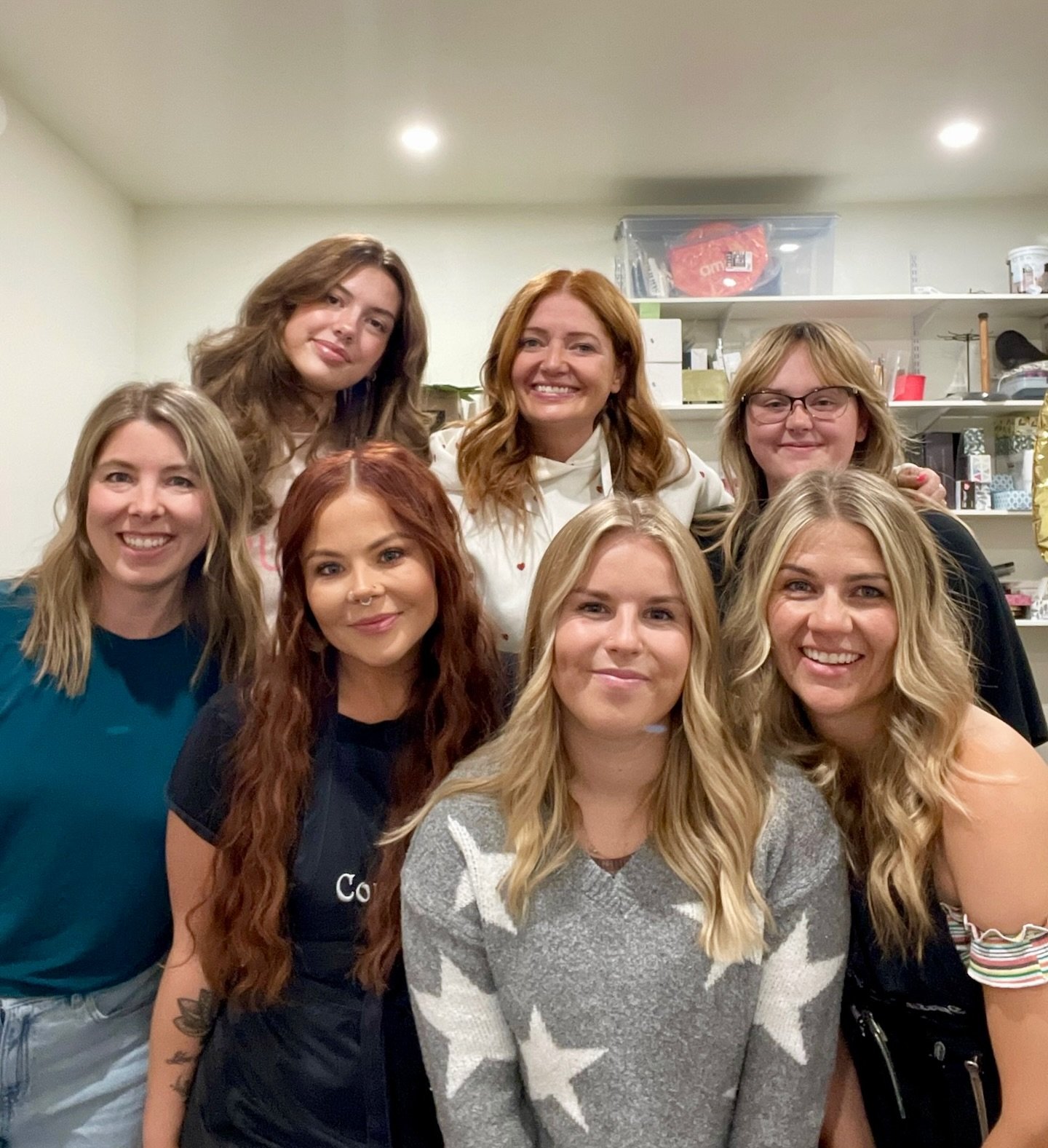 Just your friendly reminder that behind every flawless colour you see on here, is some serious teamwork 💪 Shoutout to [most of our] Lacombe team 🤩
#salonlife #copperlanelacombe #lacombehair #lacombehairstylist