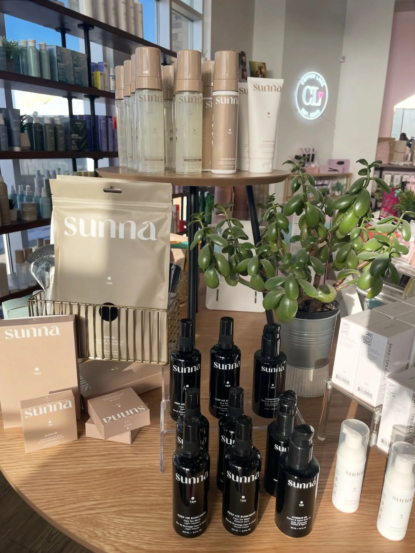 Sun-kissed without the sun ☀️ Our go-to self-tanners from @sunnatan help you get the perfect glow, even in the winter.

Fully restocked and ready for your next ✨glow up✨😘

#winterglow #selftan #copperlanebeauty