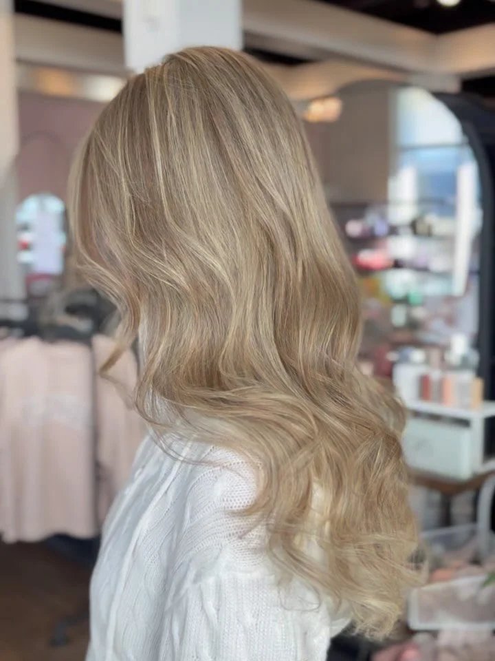 That Old Money Blonde 💅

@andrea.june.petty #reddeersalon #reddeerhairstylist