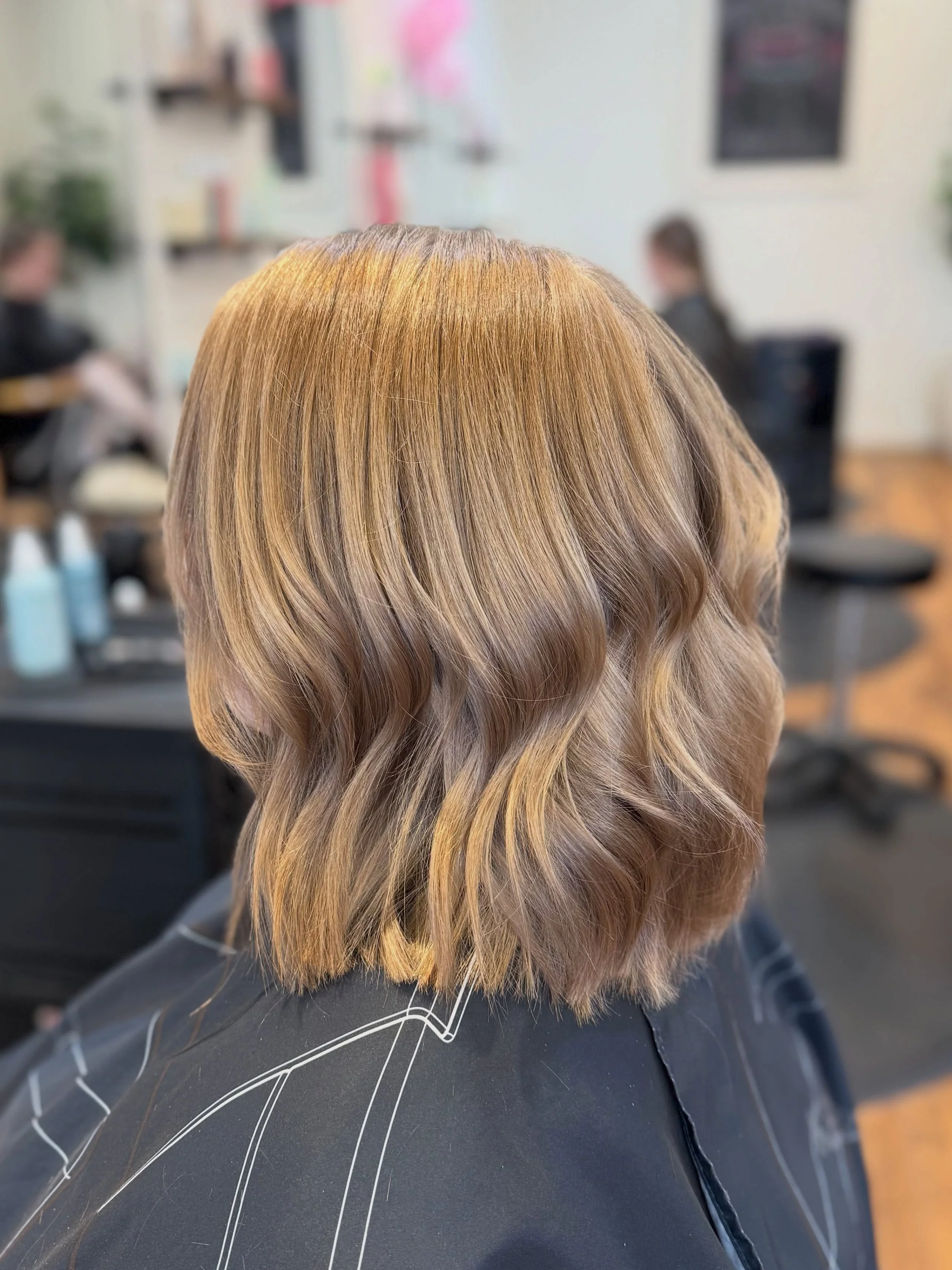 Not ready for a full colour, but needing a little *something*? A toner might be all you need (and in this case, a big chop too ✂️).

#blondehair #toner #lacombestylist