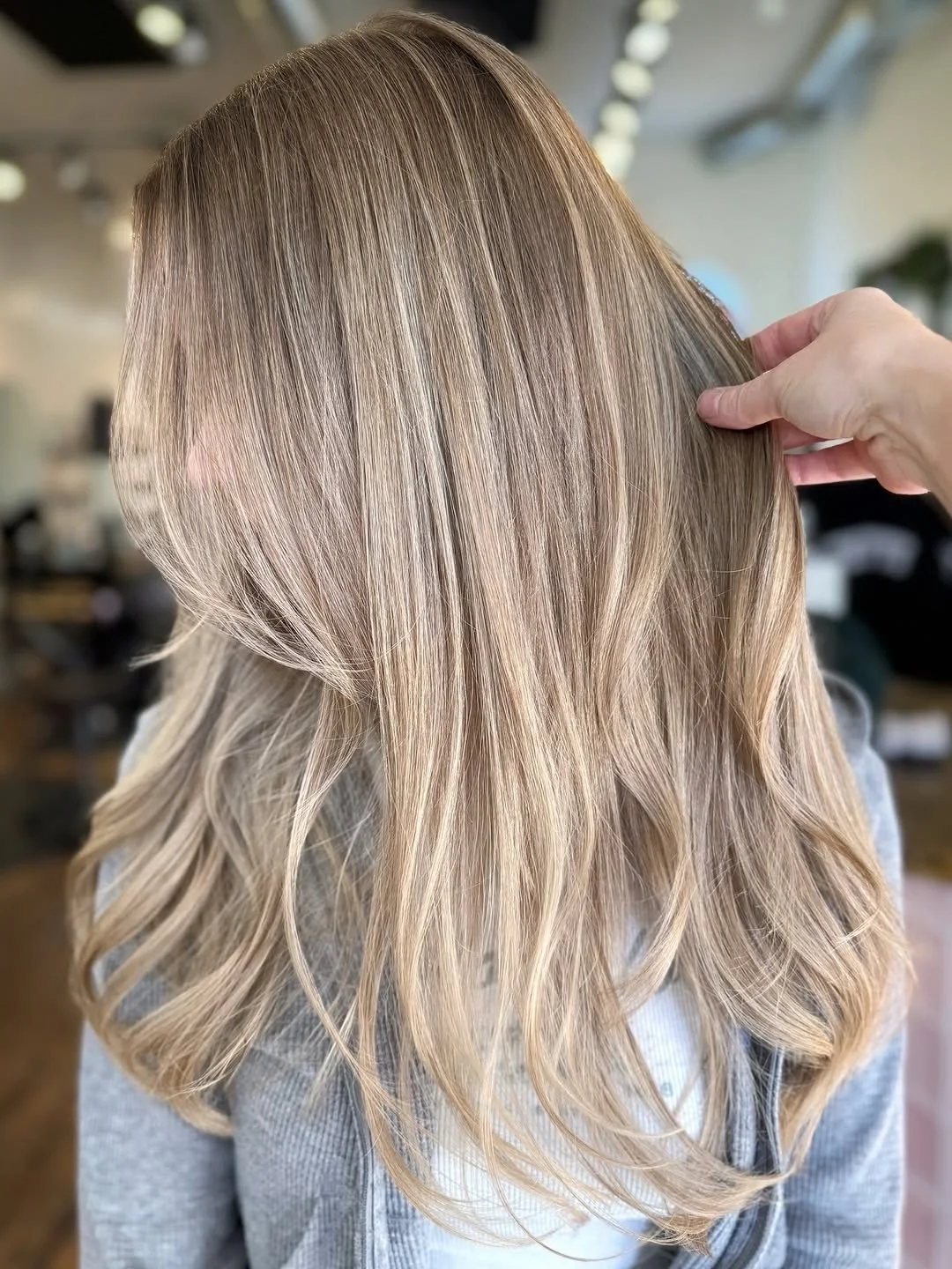 *save this post for your next blonding appointment*

#blondehair #blondeinspo #albertasalon #luxuryblonde