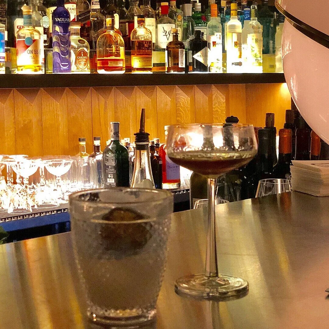 bar_counter_highlighting_two_coktails.jpg