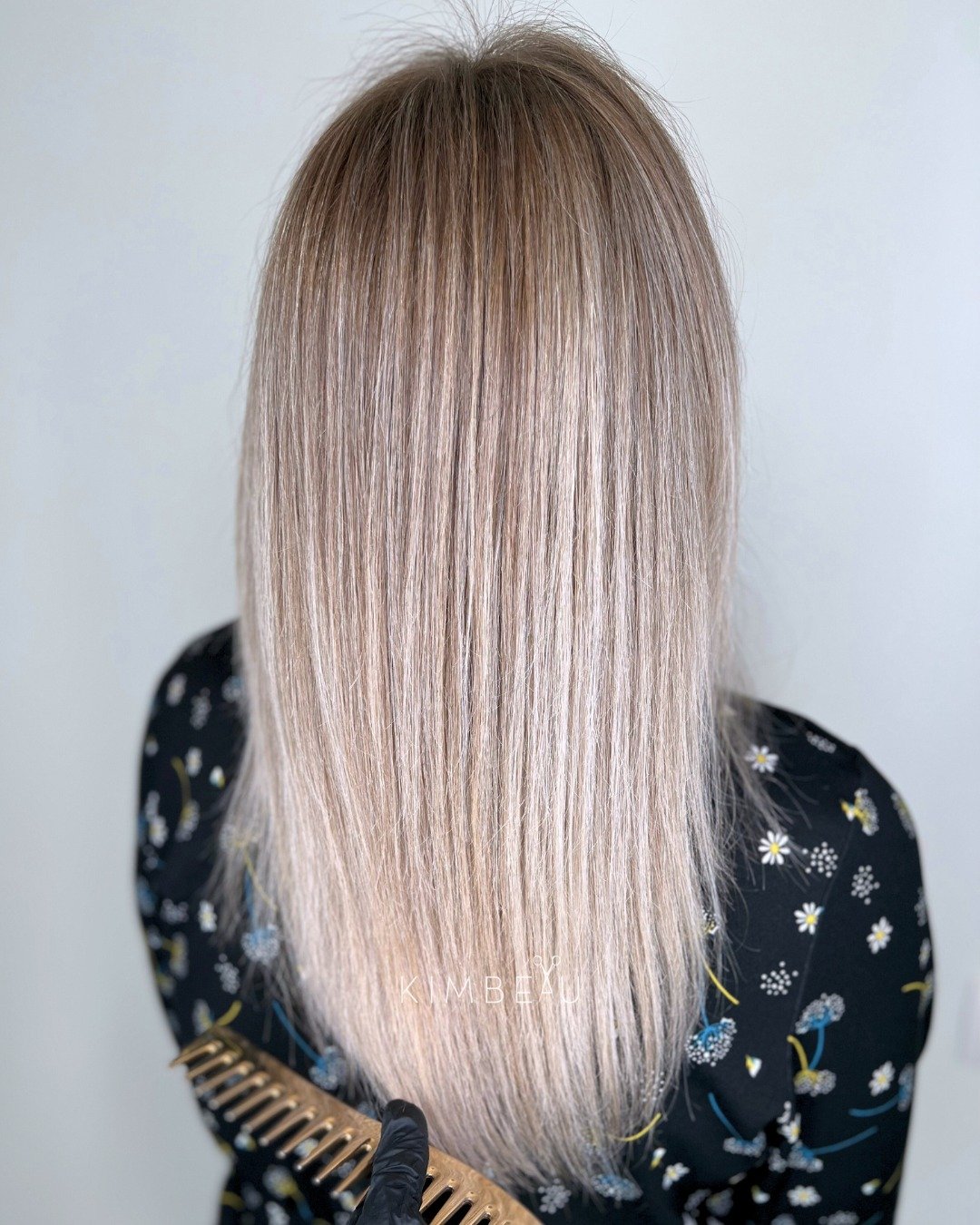 EXTRA DIMENSION // Kimbeau signature balayage

Wil je meer diepte en dimensie in je haar? We get it, want dan ziet het er ook meteen heel wat voller uit. Met de KSB kijken we welke technieken het mooist passen bij je haar en het beste aansluiten bij 