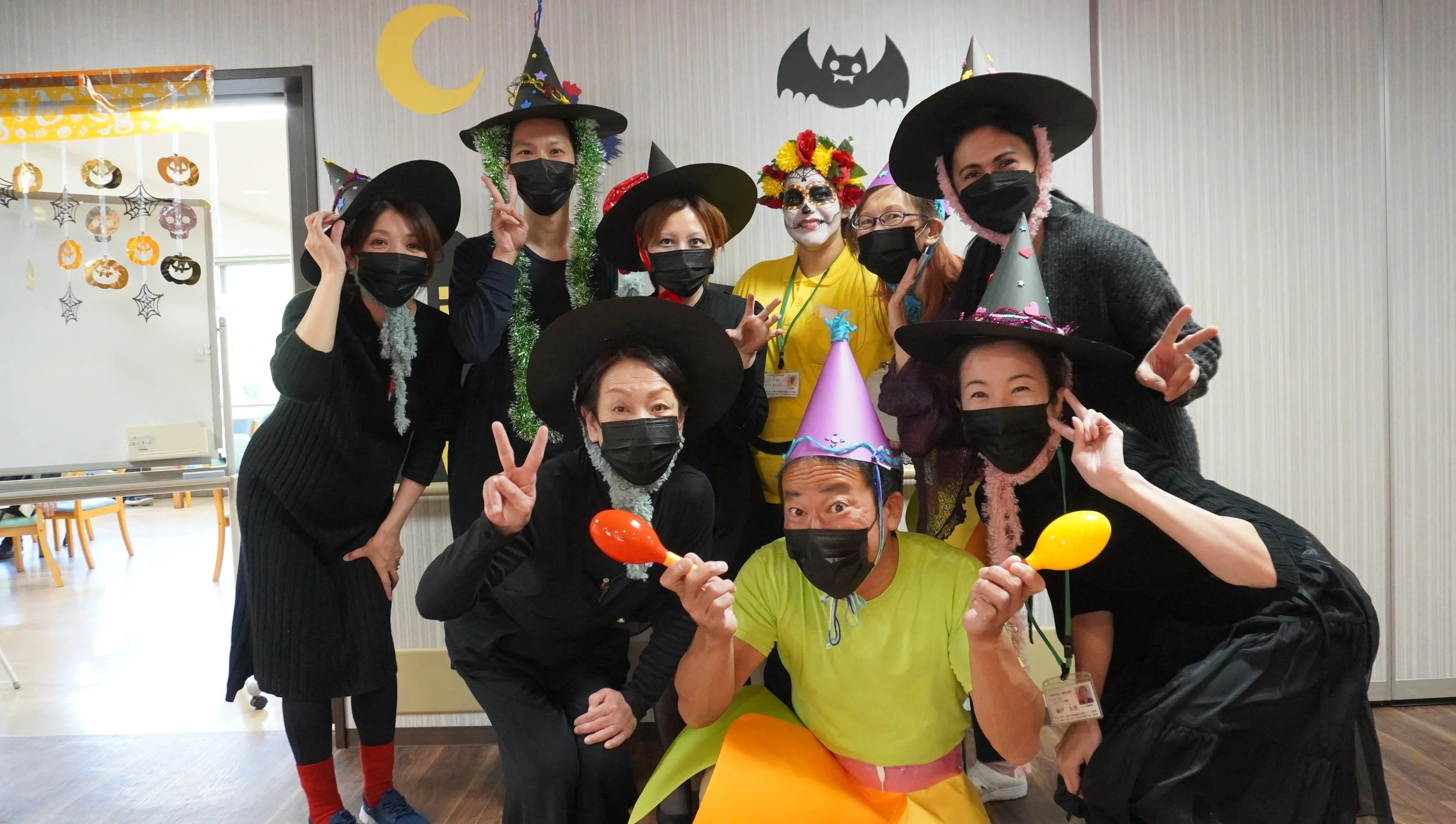 スタッフと入居者がハロウィン衣装で楽しむレクリエーション風景。