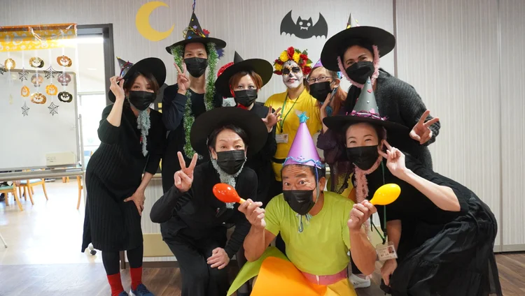 ハロウィーンテーマの仮装をした入居者とスタッフによるレクリエーション活動の風景