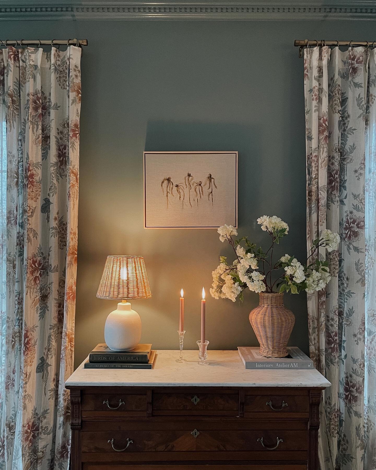 One of my favorite Marketplace finds is this marble top dresser (swipe for the listing photo). 

I always think it&rsquo;s fun/helpful to see listing photos compared to how a piece looks home and styled. 
Would you have scooped this piece up based on