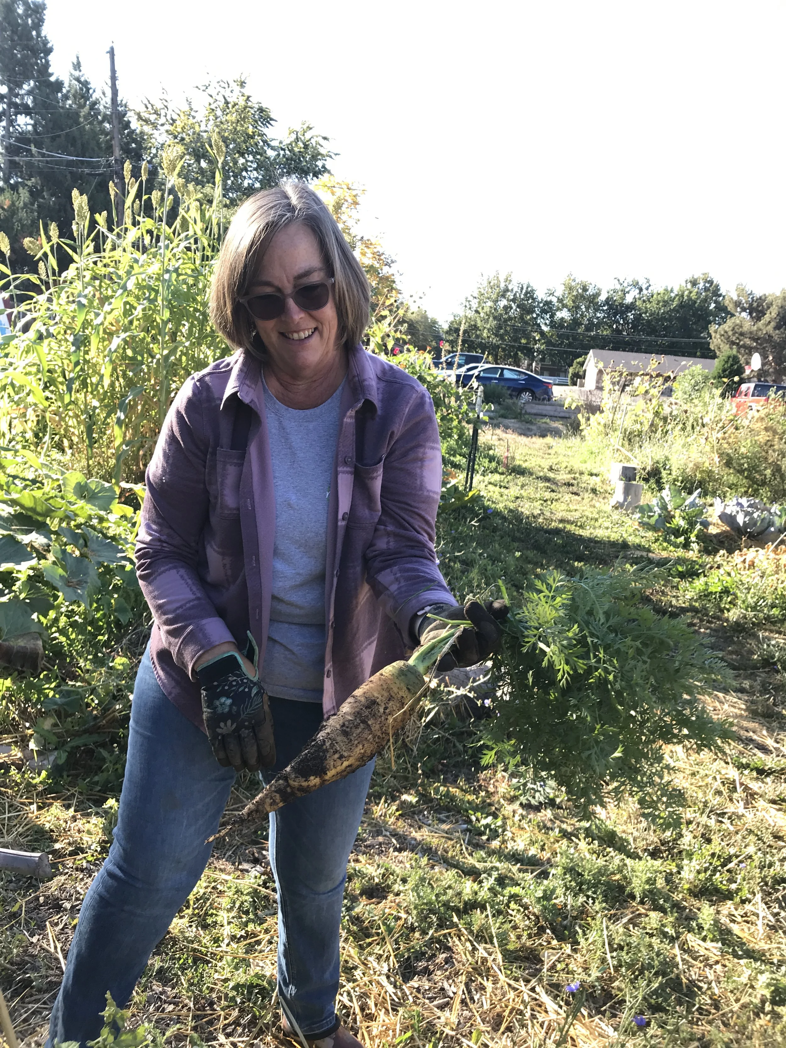 Shawna con zanahoria gigante