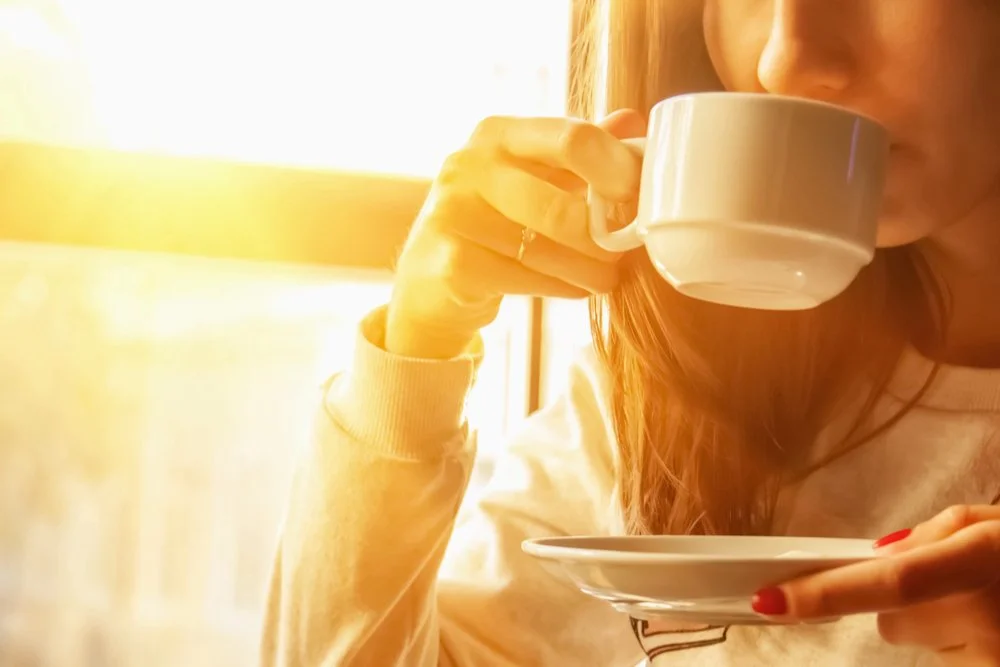 Kaffee vorhanden. Schöne Mädchen genießen Tasse Kaffee. Frau mit dem Becher des Getränks.