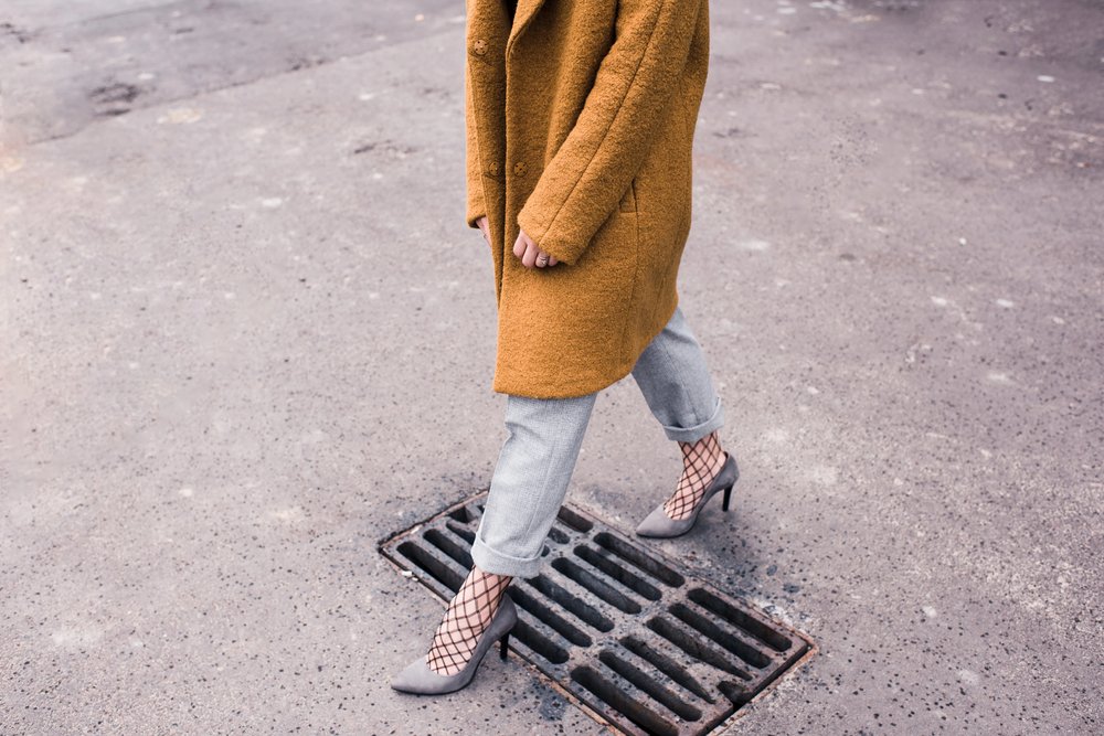 Frau, die auf der Straße geht