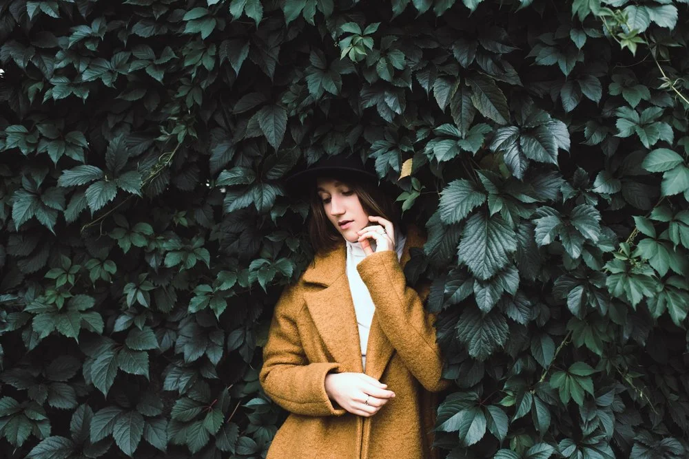 Schöne Frau zwischen grünen Blättern