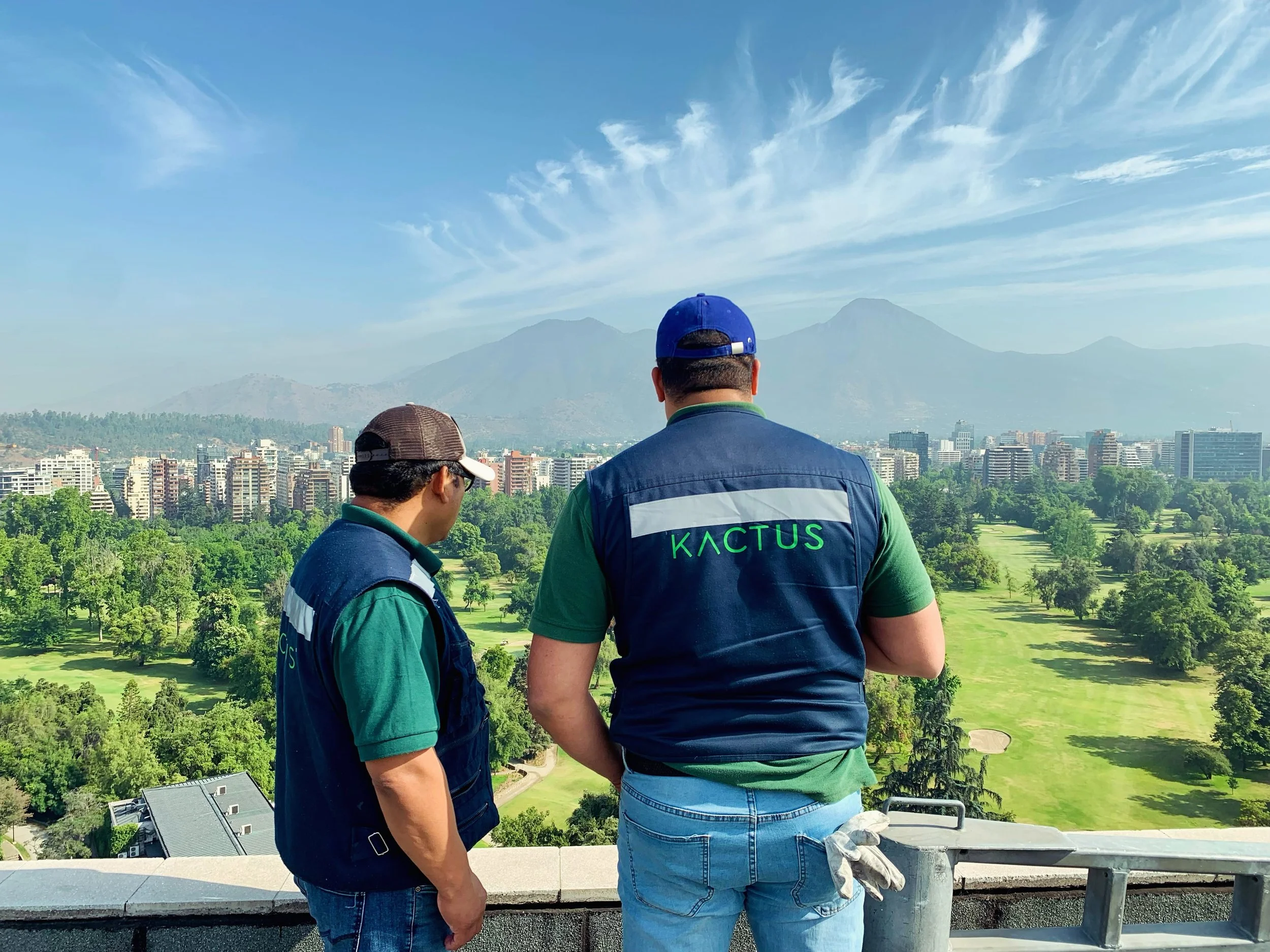 Empleados de Kactus en techo impermeabilizando en Santiago de Chile