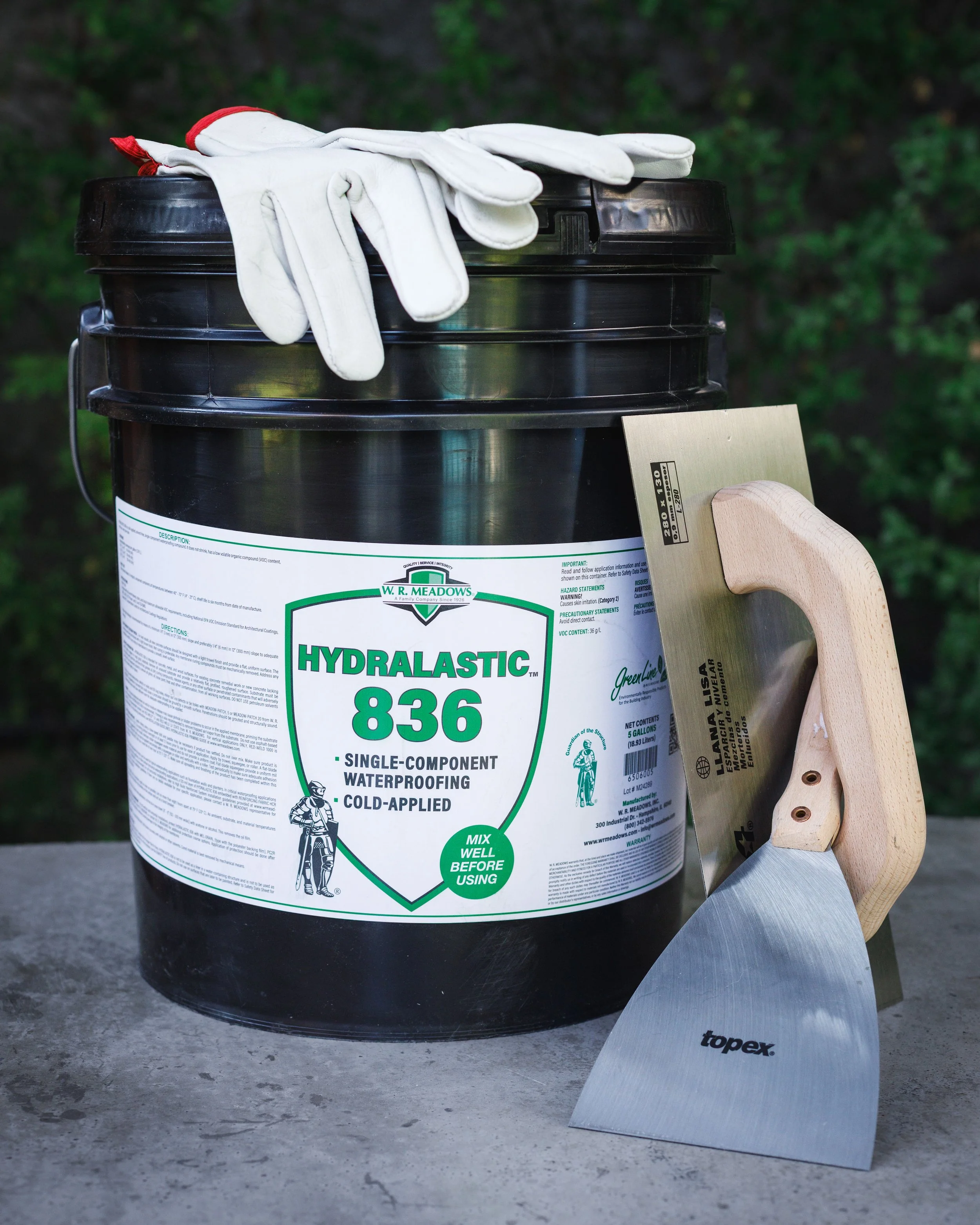 Producto Hydralastic 836 de W.R. Meadows, impermeabilizante líquido de aplicación en frío utilizado por Kactus en proyectos de construcción en Chile.