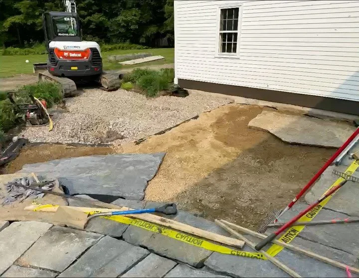 Progress on our White Mountains house! A new courtyard connects this 1800s farmhouse to a contemporary addition by blending flagstones with lots of character and modern pavers. 

@frictiongravity working hard bringing everything to life! 

#landscape