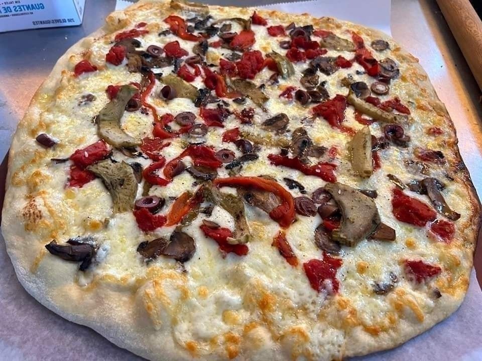 If it's flavor you're looking for, enjoy our Mediterranean pizza this evening. It's loaded with Kalamata olives, artichokes, caramelized onion, dried tomatoes, roasted garlic, mushrooms, roasted red peppers, mozzarella and olive oil. 🍕