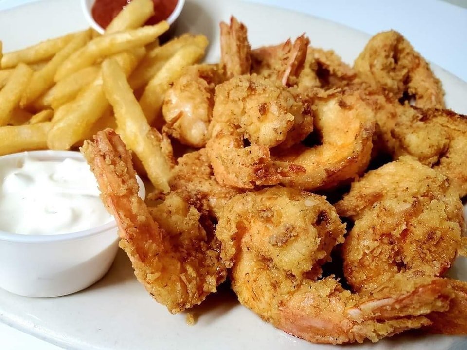 Our fried wild-caught shrimp platter. 🦐
It's what's for lunch on a Friday afternoon in #beaufortsc. And, Parris Island graduates in uniform always enjoy a free lunch at Panini's. 🇺🇸