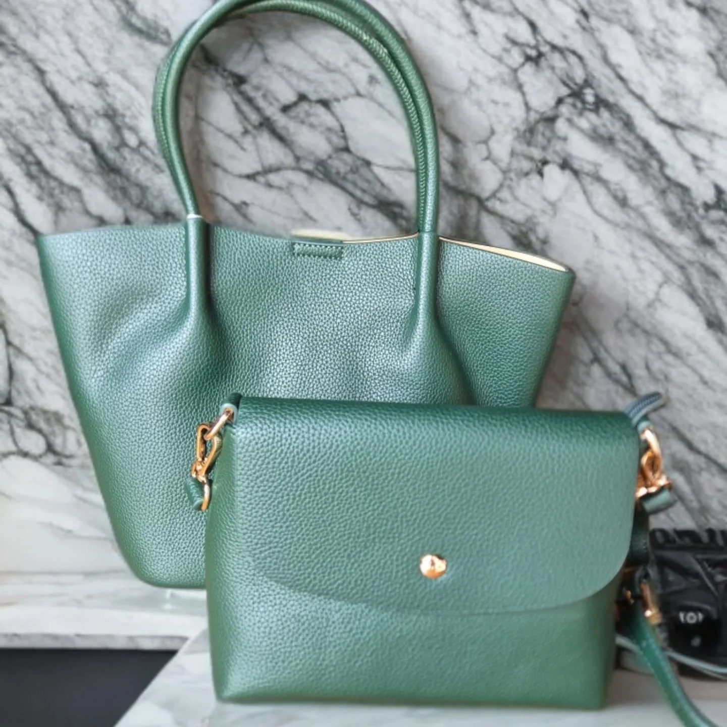 Gorgeous green 2-in-1 handbag! 

This fabulous faux leather design features a grab/tote bag and a smaller crossbody bag with a detachable long strap which can be used on either bag. This versatile accessory is great value at &pound;30 🎄🎄🎄

Availab
