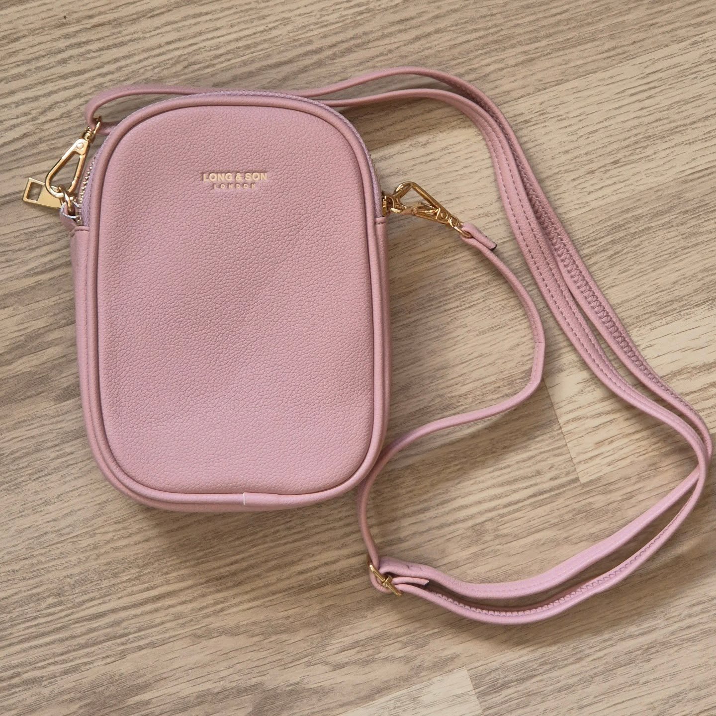 New colours are now on the website 😍

Pink and denim blue - &pound;15

Adjustable and detachable strap.

Lovely little bag to pop your essentials in 💗

www.no84accessories.co.uk