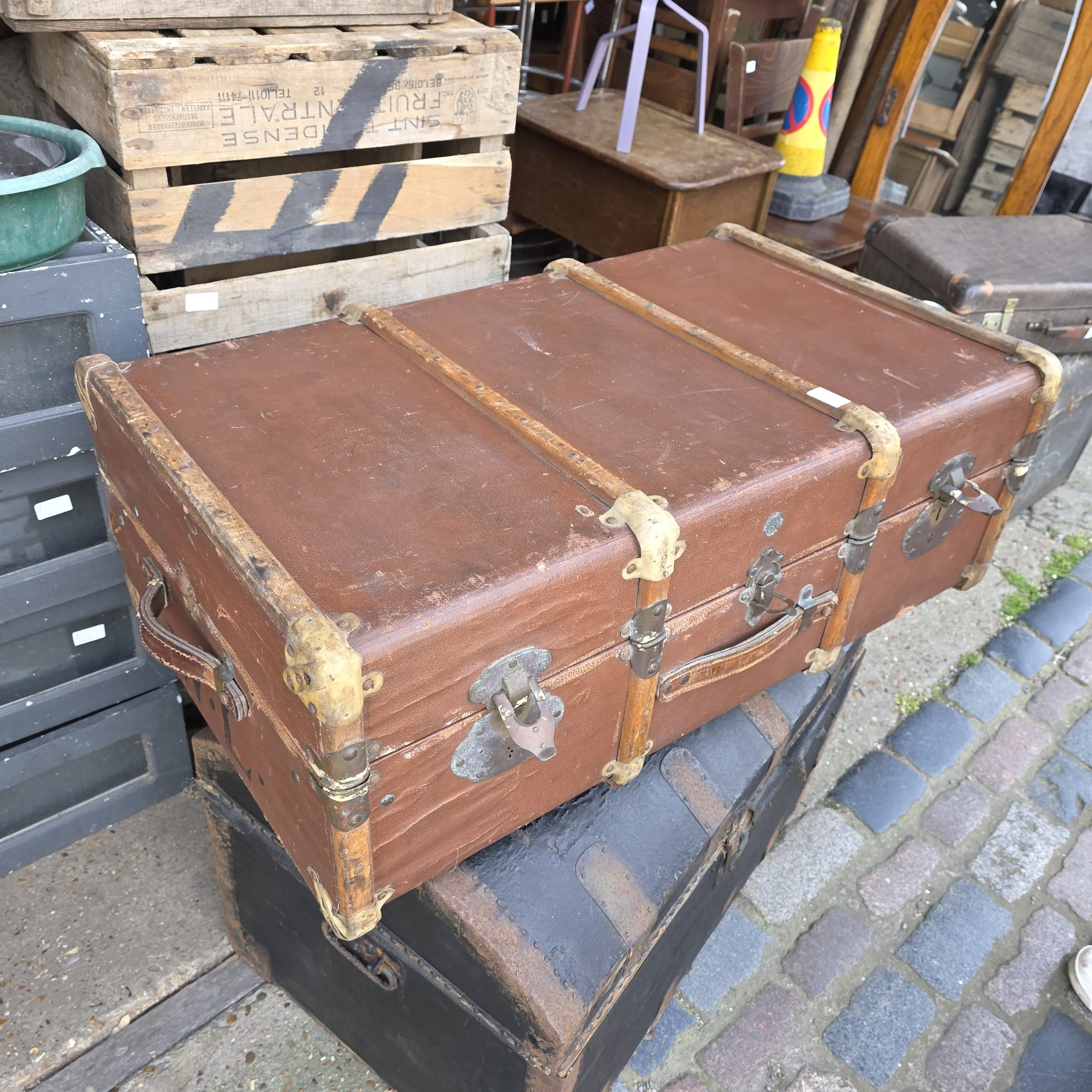 £25 - brown trunk  - 91cm wide 55cm deep 34cm high