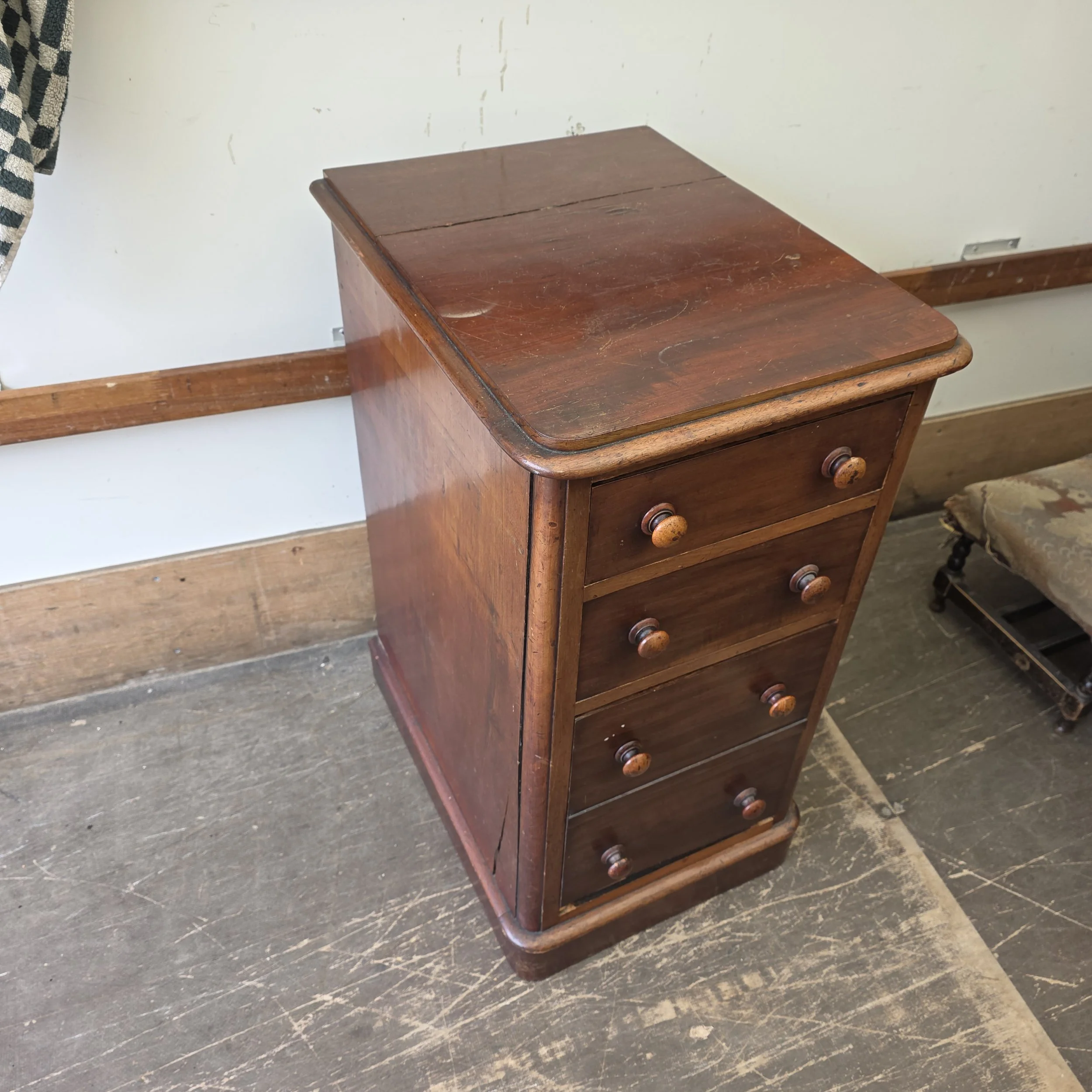 £80  - mahogany small  antique chest of drawers -  need a little attention  - 41cm wide 53cm deep 77cm high