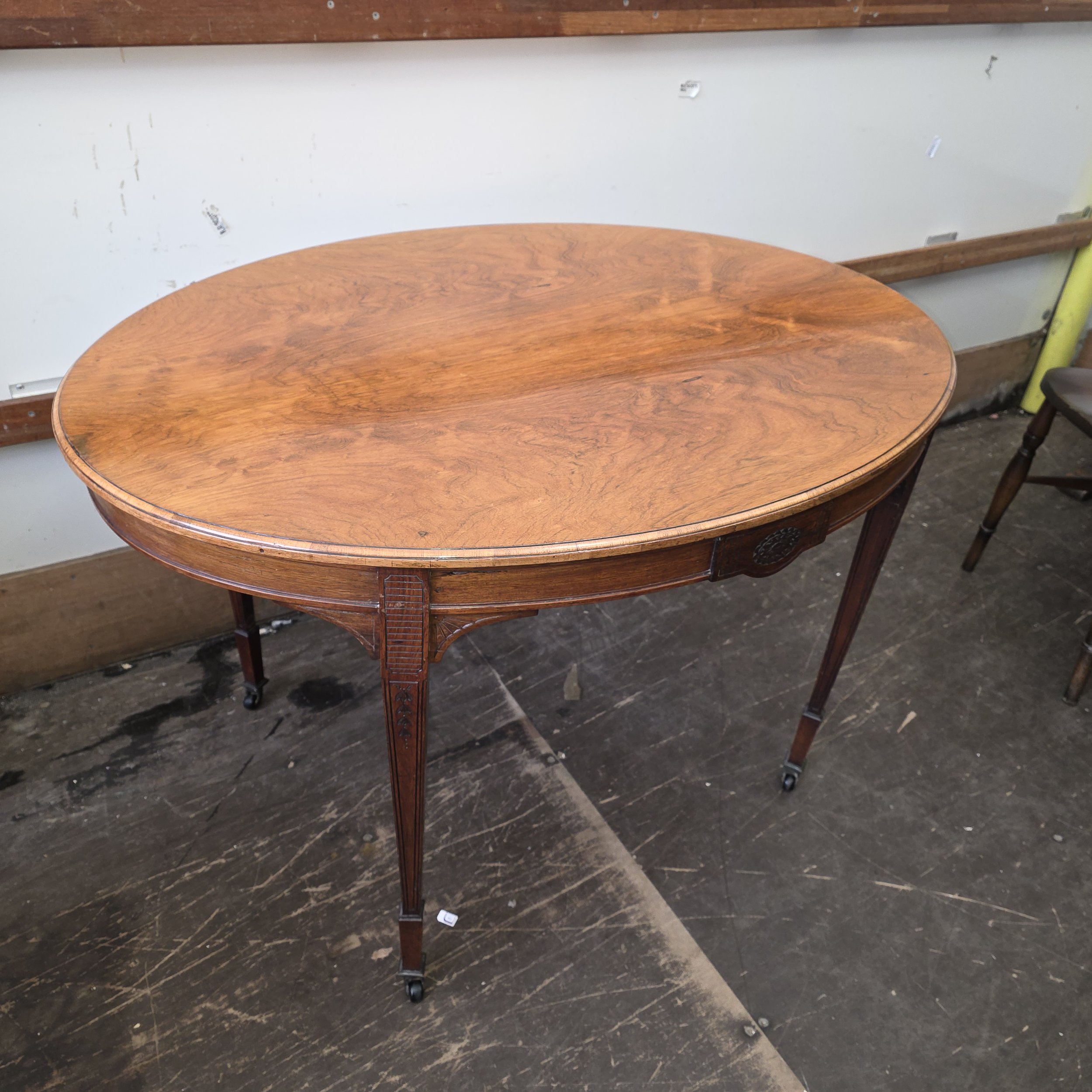 £85 - oval walnut dinning table  - 114cm wide 83cm deep 72cm high -  needs a little attention