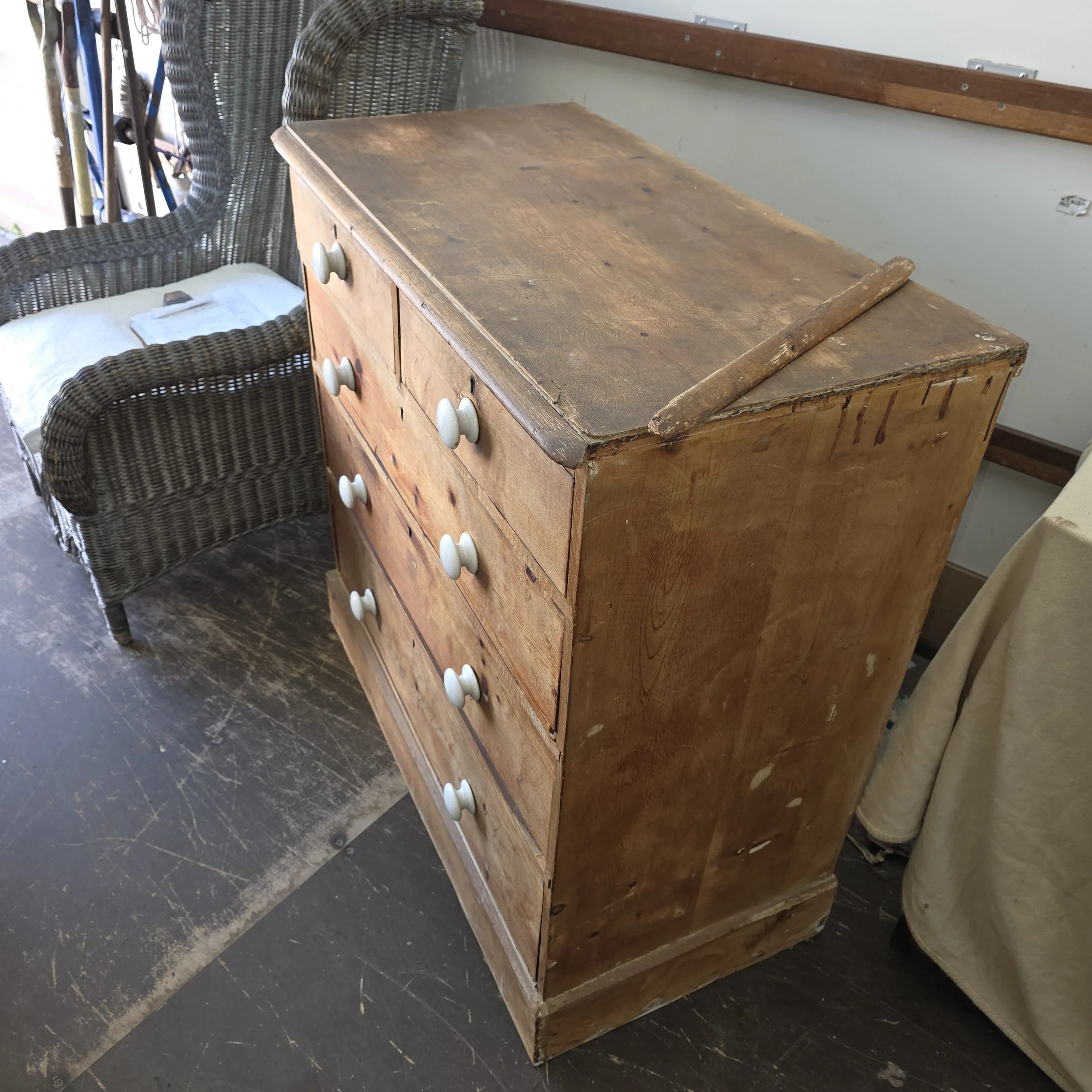 £95 - pine chest of drawers  - 97cm wide 49cm deep 94cm high -  needs work