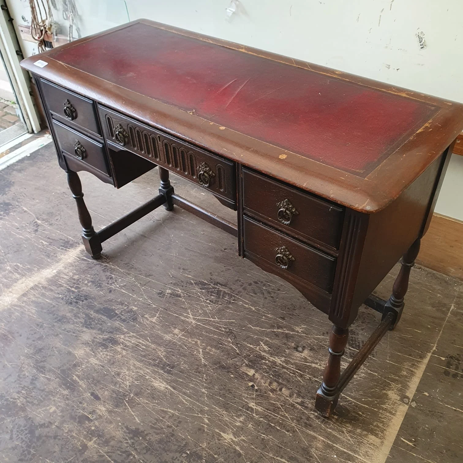 £50 - oak desk - 107cm wide 46cm deep 72cm high needs attention