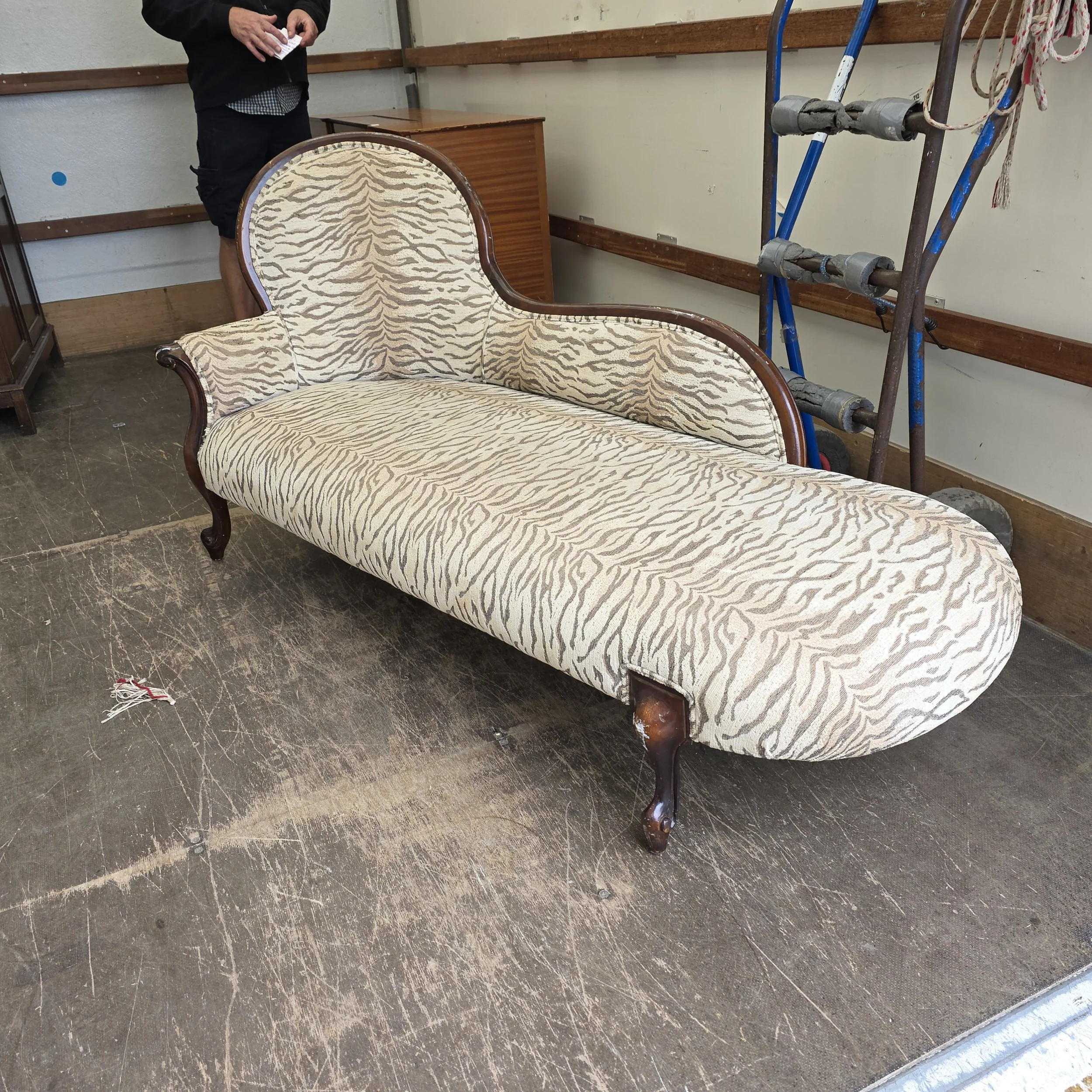 £135 - chaise - 172cm wide 70cm deep 86cm high  small fault