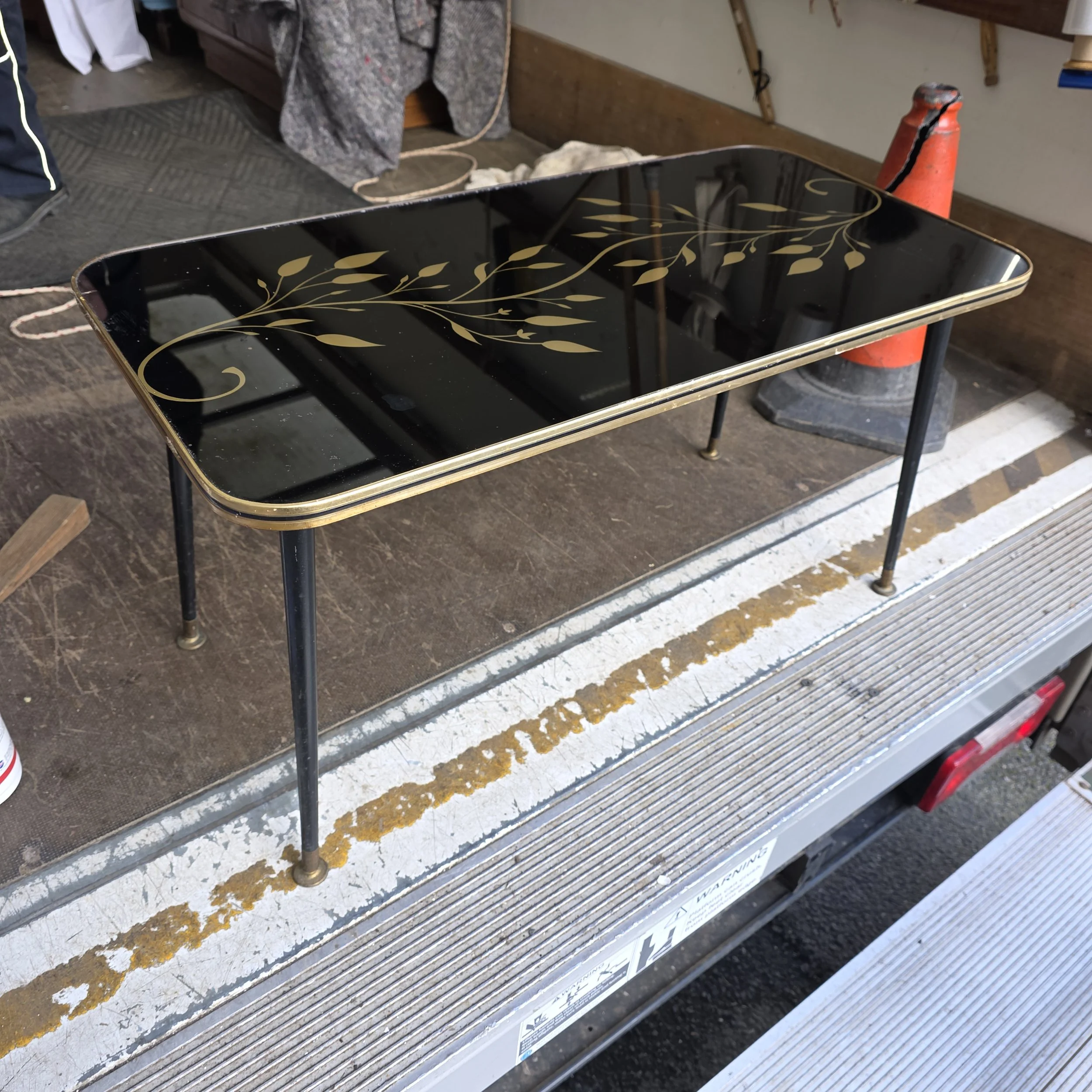 £25 - coffee table - 76cm wide 39cm deep 41cm high