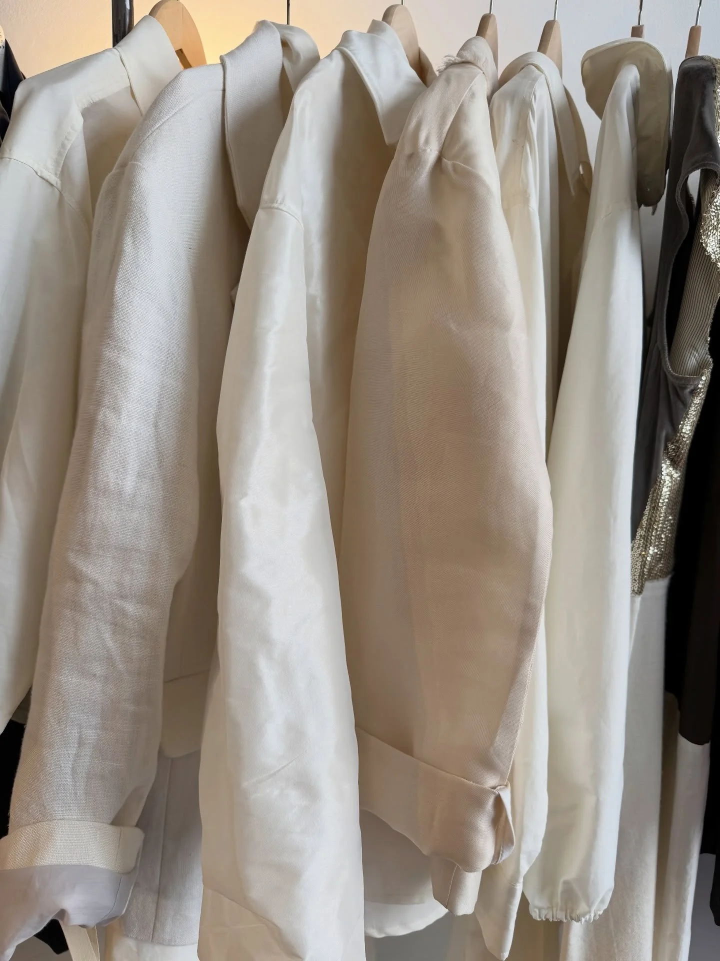 Maj&oacute;wka w Krakowie? Odwiedźcie nasz butik,
1 i 2 maja jesteśmy dla Was od 11.00 do 15.00. Studencka 4, przy plantach🌱

@zaluckakuczera 
@oragaleria 
@ourstudiokrakow