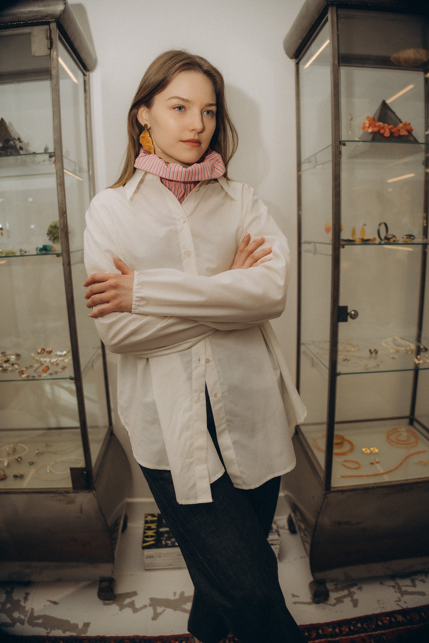 rosalie-koszula-lekka-koszula-zlamana-biel-kolnierz-rozowy-kryza-spodnie-denimowe-denim-and-white-shirt-zalucka-kuczera-stu.JPG.JPG