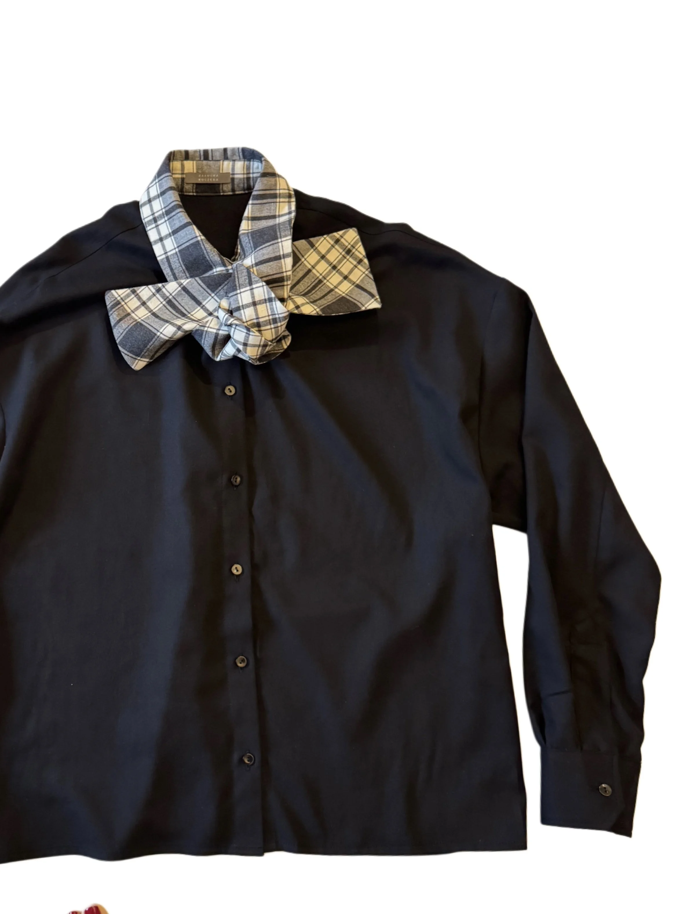 clara-czarna-koszula-z-bawelnianej-flaneli-z-kraciastym-kolnierzykiem-wiazanym-w-muszke-kokardke-zabot-cotton-flannel-shirt-zalucka-kuczera-black-and-checks-clara.jpg