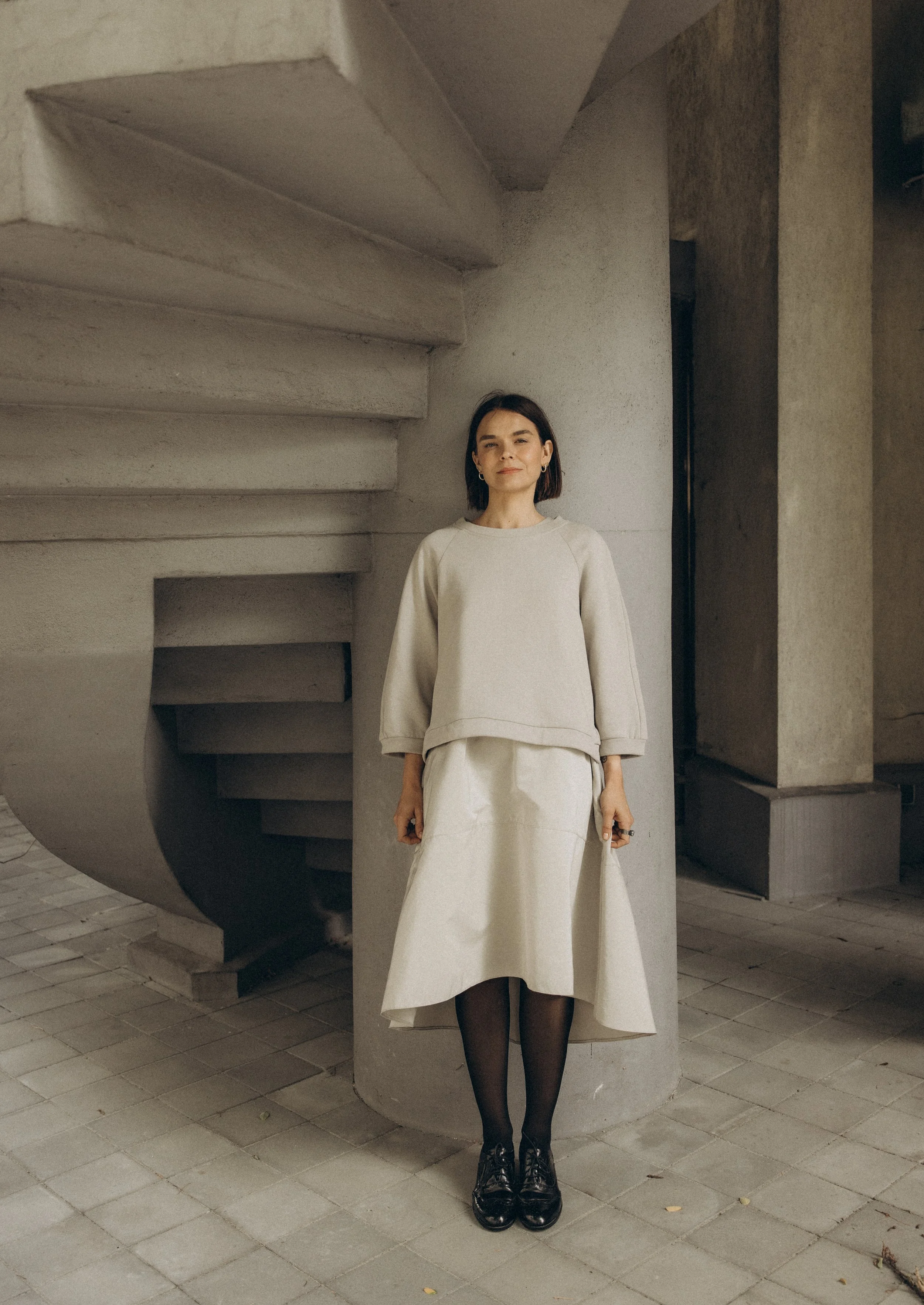 ateny-sukienka-architektoniczna-z-tafty-bazowo-szarej-popielatej-chlodny-bez-poslka-marka-zalucka-kuczera-asymetria-archi-dress.JPG-bluza-z-szerokim-rekawem-na-sukienke-jasny-szary-bez.JPG
