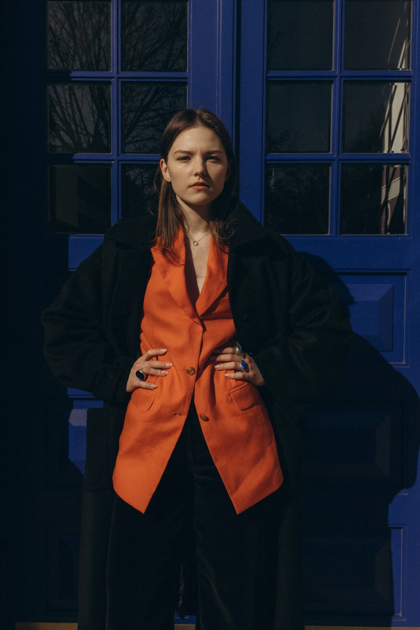 czarny-kaszmirowy-plaszcz-simona-pomaranczowa-marynara-z-lnu-mocny-look-zalucka-kuczera-marka-z-krakowa-ulica-wenecja-cobalt-and-orange-linen-blazer-cashmere-wool-coat-black.JPG