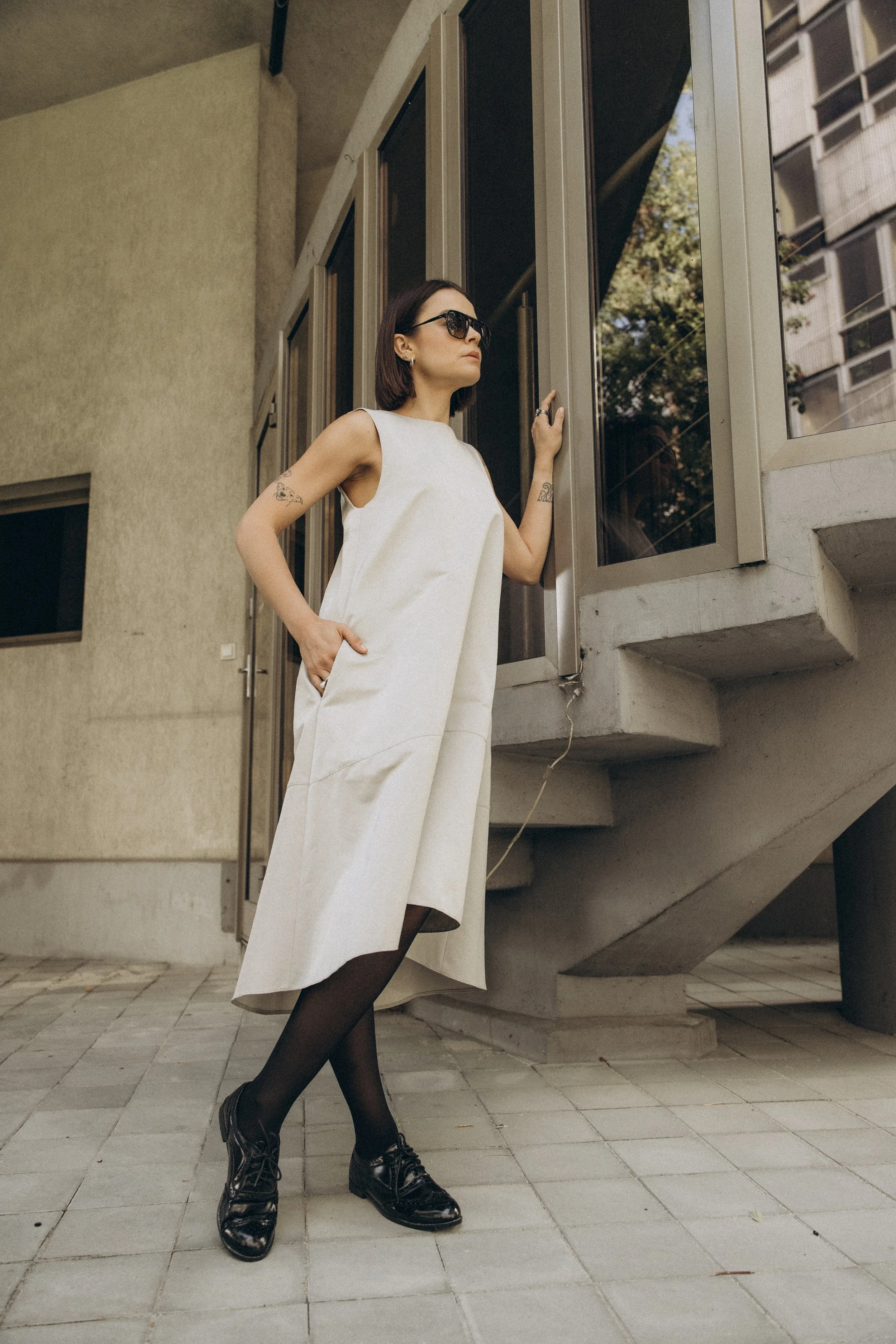 ateny-sukienka-architektoniczna-z-tafty-bazowo-szarej-popielatej-chlodny-bez-polska-marka-zalucka-kuczera-asymetria-archi-dress.JPG.JPG