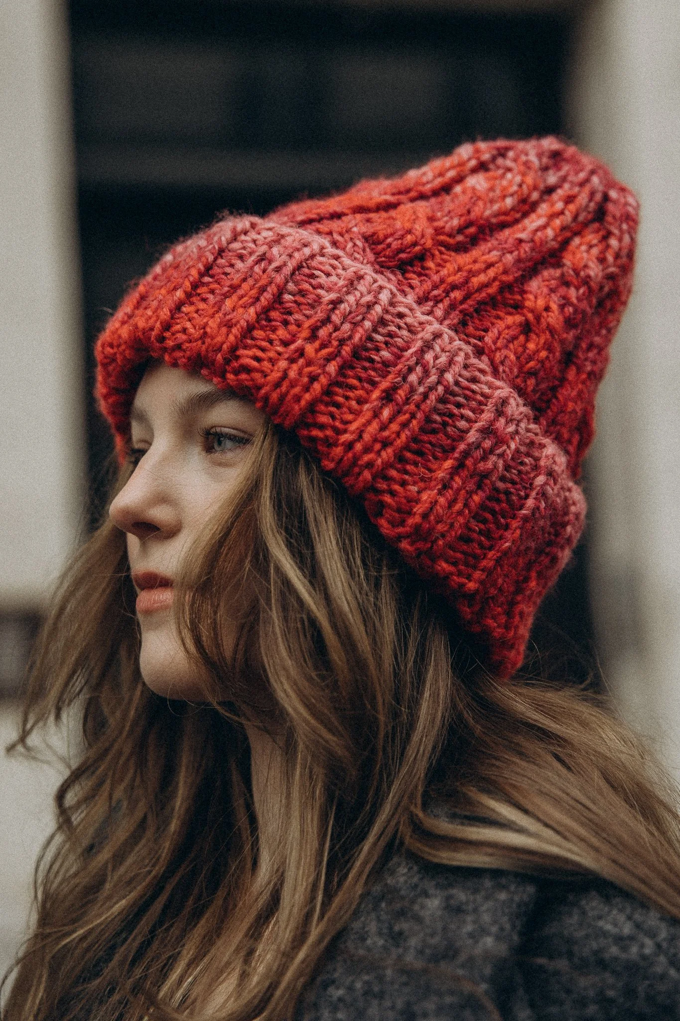 Woman wearing a red knitted beanie