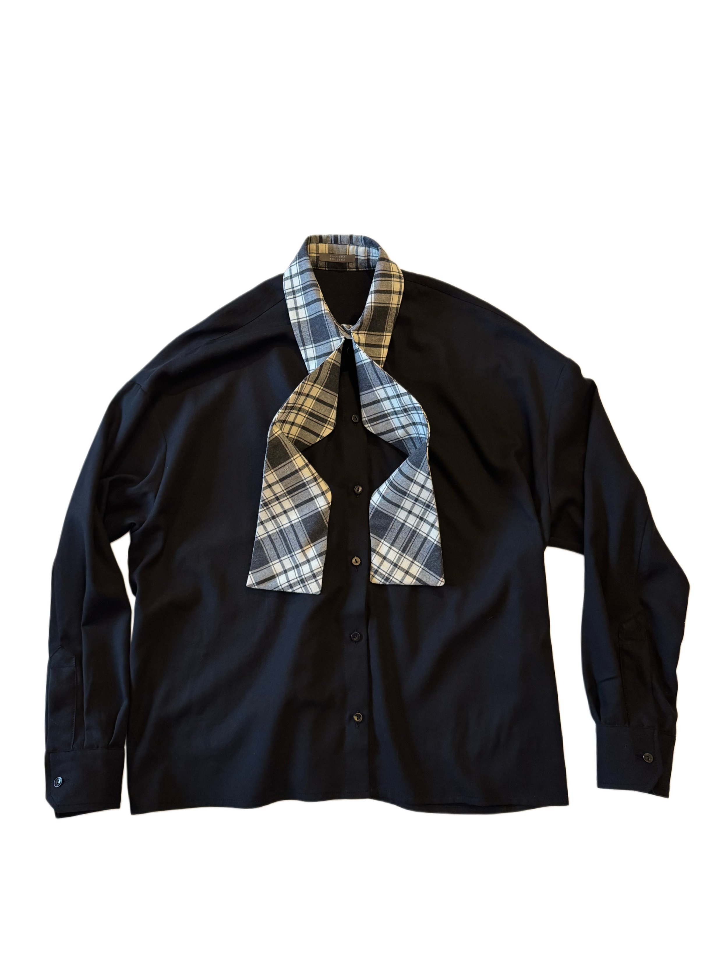 czarna-koszula-z-bawelnianej-flaneli-z-kraciastym-kolnierzykiem-wiazanym-w-muszke-kokardke-zabot-cotton-flannel-shirt-zalucka-kuczera-black-and-checks-clara-dlugi-wiazany-kolnierz.JPEG