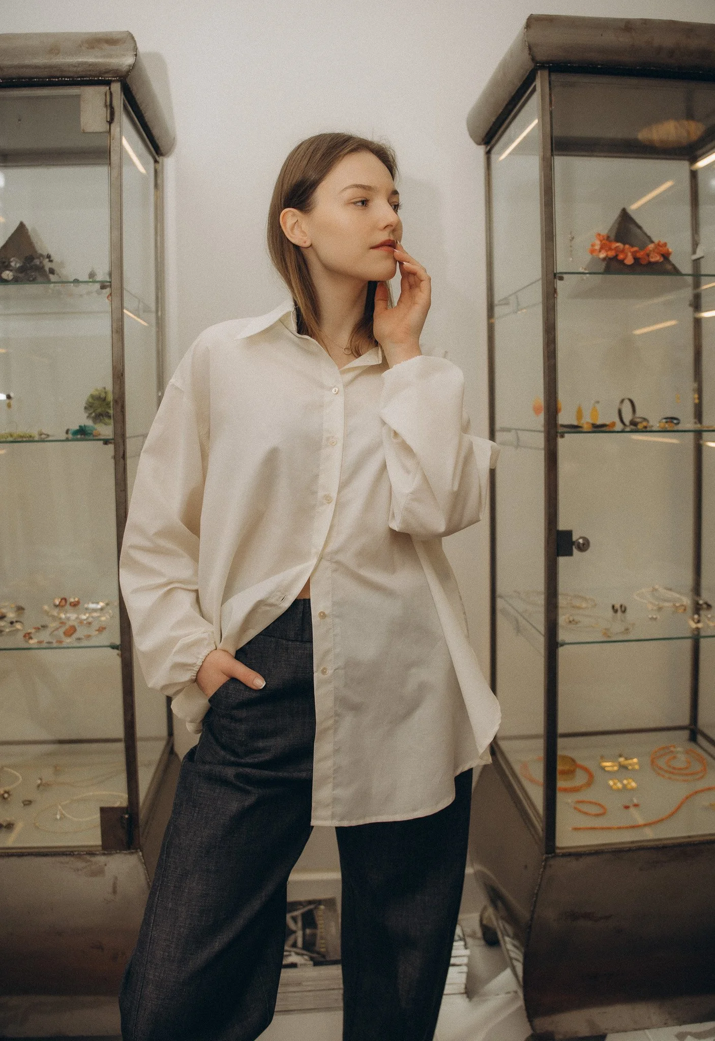 zlamana-biel-smietankowa-koszula-biala-z-lekkiej-przewiewnej-bawelny-luzna-oversizowa-white-shirt-with-denim-pants-collar-rosalie-dzinsy-barrell-leg-british-denim-zalucka-kuczera.JPG
