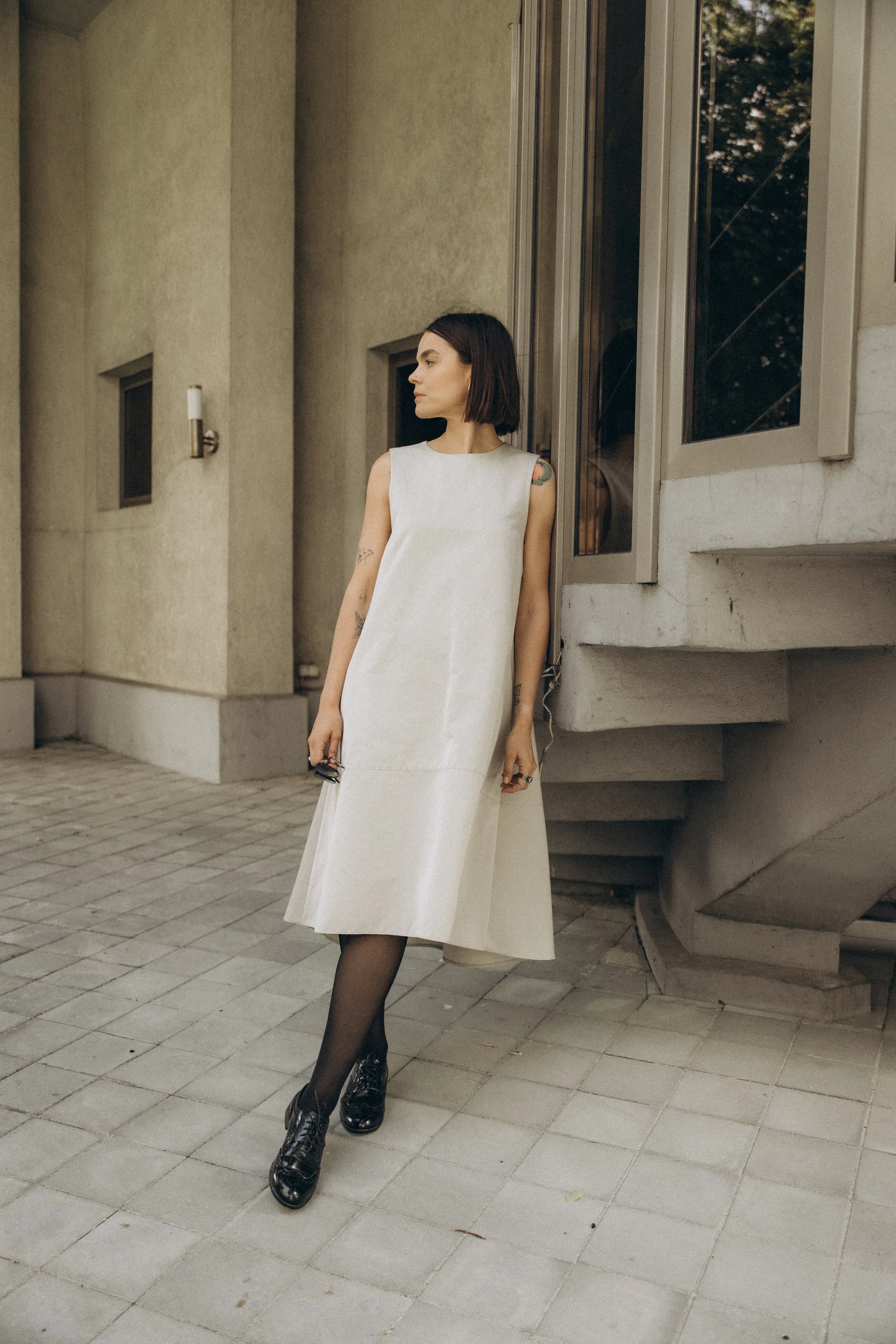 ateny-sukienka-architektoniczna-z-tafty-bazowo-szarej-popielatej-chlodny-bez-poslka-marka-zalucka-kuczera-asymetria-archi-dress.JPG